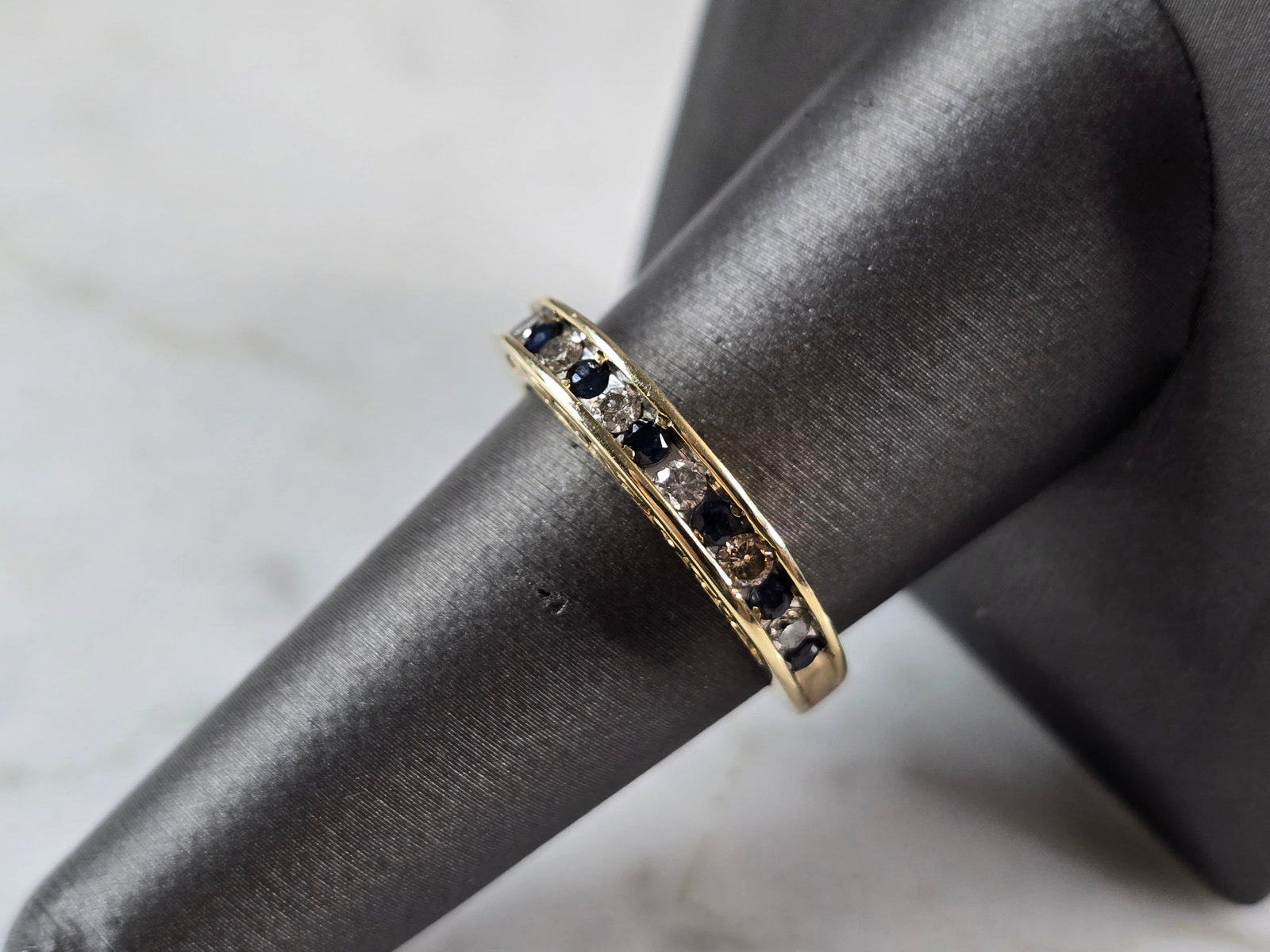 Womens Vintage Estate 10k Yellow Gold Sapphire Diamond Ring: A WOMEN'S VINTAGE ESTATE 10K YELLOW GOLD SAPPHIRE & DIAMOND RING. THE RING WEIGHS 3.5g, AND IS A SIZE 8.25. THE WIDTH OF THE RING IS 1/8". THERE ARE ABOUT 0.18cts OF DIAMONDS AND ABOUT 0.14cts OF SAPP