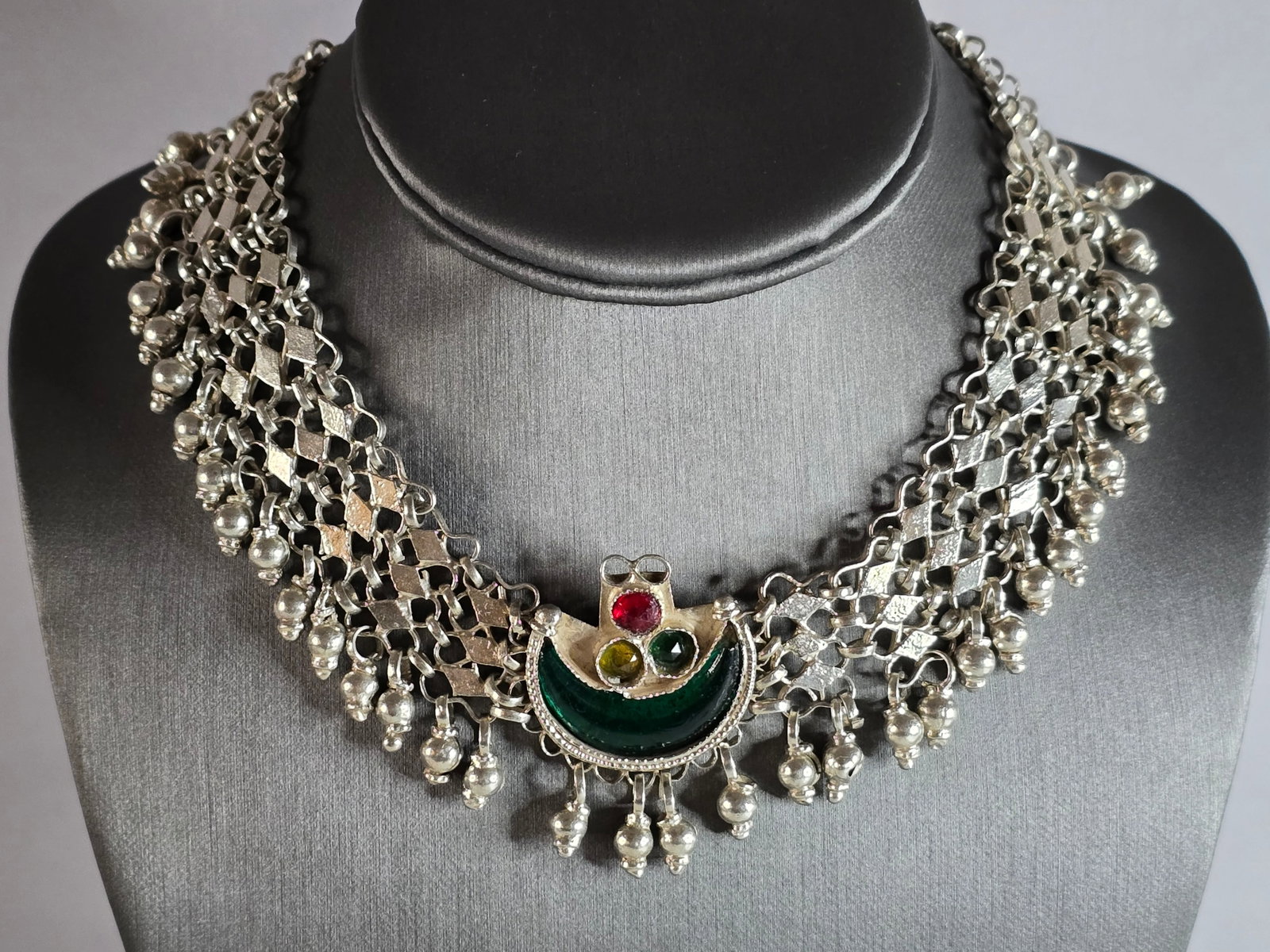 Womens Vintage Estate Sterling Silver Choker Bib Necklace: A WOMEN'S VINTAGE ESTATE STERLING SILVER CHOKER NECKLACE . NECKLACE WEIGHS 87.1g. NECKLACE MEASURES 15 1/2" BY 1 3/4". WOULD MAKE A GREAT GIFT FOR THAT SPECIAL SOMEONE. ANY QUESTIONS PLEASE DO NOT HES