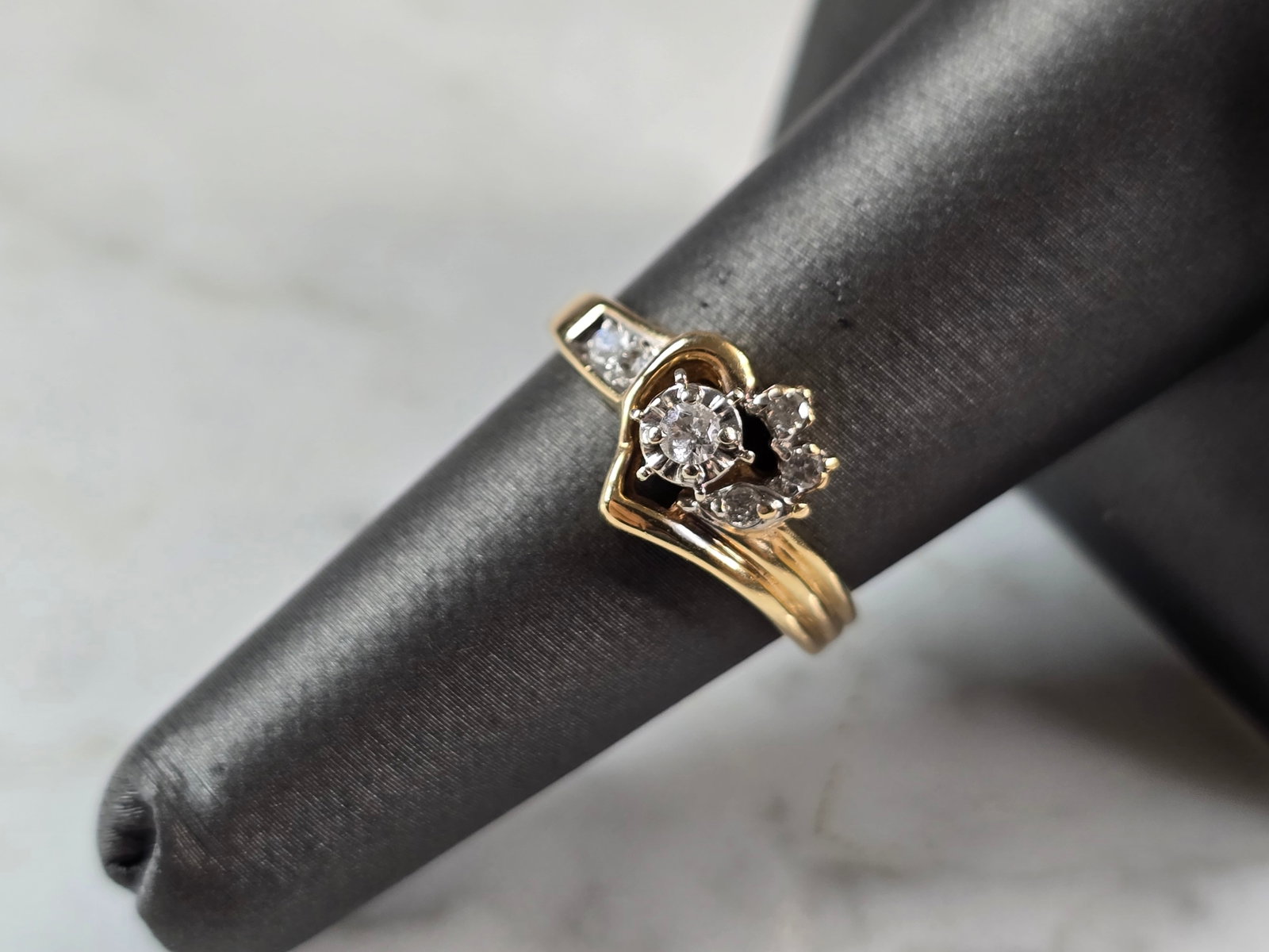 Womens Vintage Estate 10K Gold Diamond Heart Ring: A WOMENS VINTAGE ESTATE 10K YELLOW GOLD DIAMOND HEART RING. THE RING WEIGHS 3.1g, AND IS A SIZE 6.75. THERE ARE ABOUT .25cts OF DIAMONDS IN THIS RING. THE WIDTH OF THE RING IS 3/8". ANY QUESTIONS PLEA