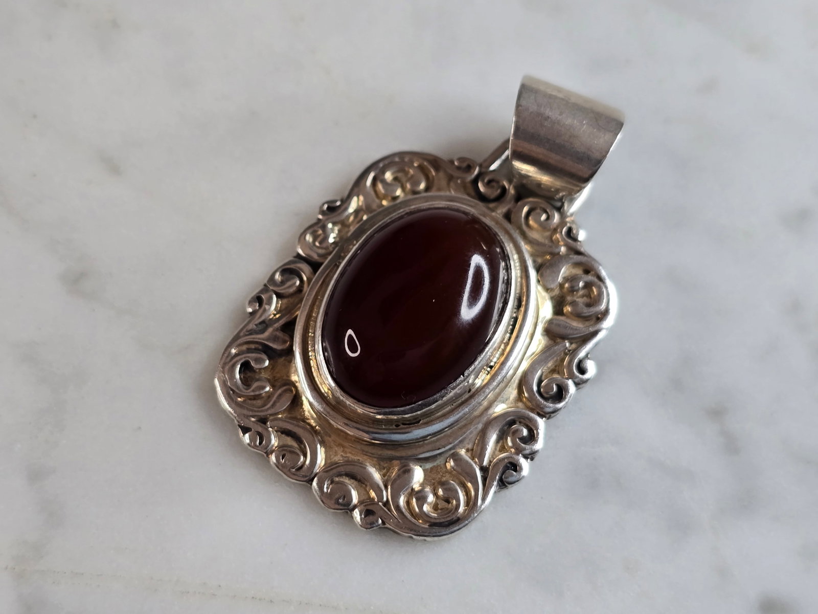 Womens Vintage Estate Sterling Silver Modernist Carnelian Pendant: A WOMENS VINTAGE ESTATE STERLING SILVER MODERNIST CARNELIAN PENDANT. PENDANT WEIGHS 15.7g AND MEASURES 1 1/2" LONG BY 1" WIDE. MAKES A GREAT GIFT FOR THAT SOMEONE SPECIAL. ANY QUESTIONS, PLEASE ASK. B