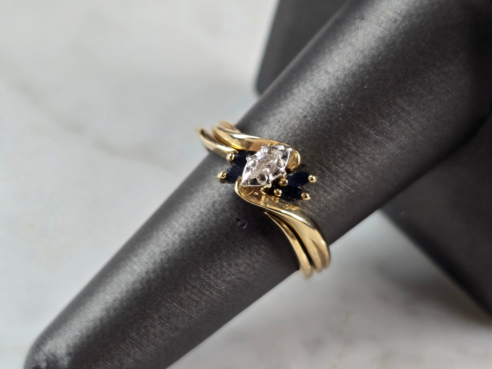 Womens Vintage Estate 10K Yellow Gold Diamond Sapphire Ring Set: FOR SALE IS THIS LOVELY VINTAGE 10K YELLOW GOLD DIAMOND SAPPHIRE RING SET. THERE ARE ABOUT .10cts OF DIAMONDS , WITH 4 TINY SAPPHIRES IN THIS SET. THE TOTAL WEIGHT IS 4.4g, AND IS A SIZE 7.5. THE WIDT