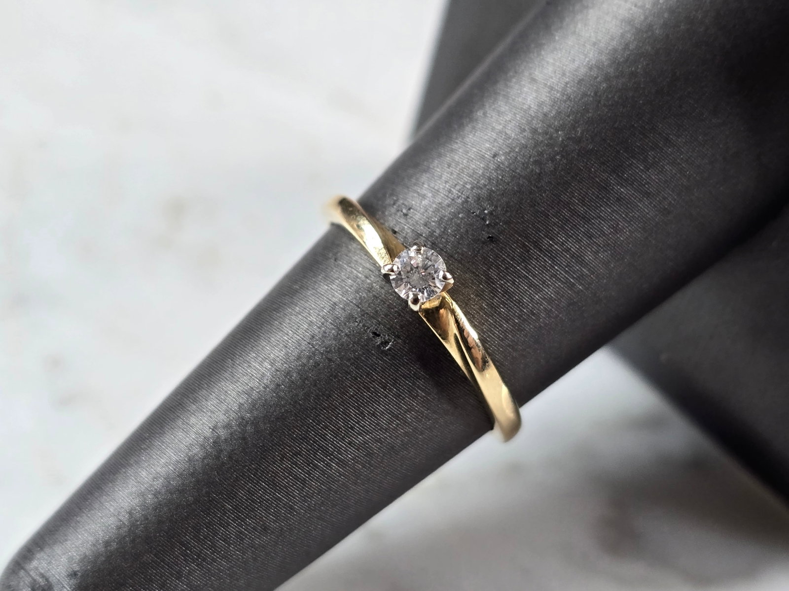 Womens Vintage Estate 14k Gold Diamond Artcarved Engagement Ring: A WOMENS VINTAGE ESTATE 14K YELLOW GOLD DIAMOND ENGAGEMENT RING THAT WAS MADE BY ARTCARVED. RING WEIGHS 1.9g, AND IS A SIZE 7.25. THE WIDTH OF THE RING IS 1/8". THE DIAMOND IS ABOUT .13cts. RING IS ST