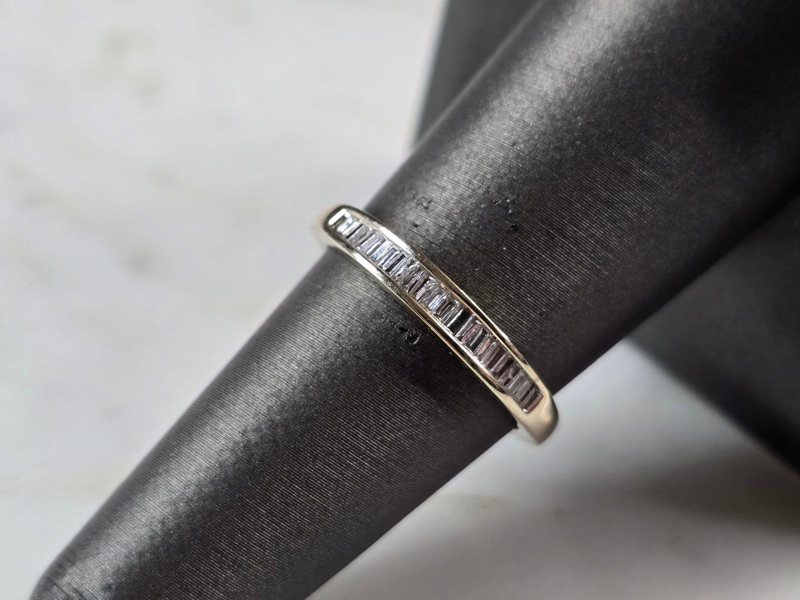 Womens Vintage Estate 14K White Gold Diamond Ring: A WOMENS VINTAGE ESTATE 14K WHITE GOLD DIAMOND RING. THE RING WEIGHS 2.0g AND IS A SIZE 7.0. THERE ARE 25 BAGUETTE DIAMONDS IN THIS RING. THE WIDTH OF THE RING IS ABOUT 1/8". ANY QUESTIONS PLEASE ASK 