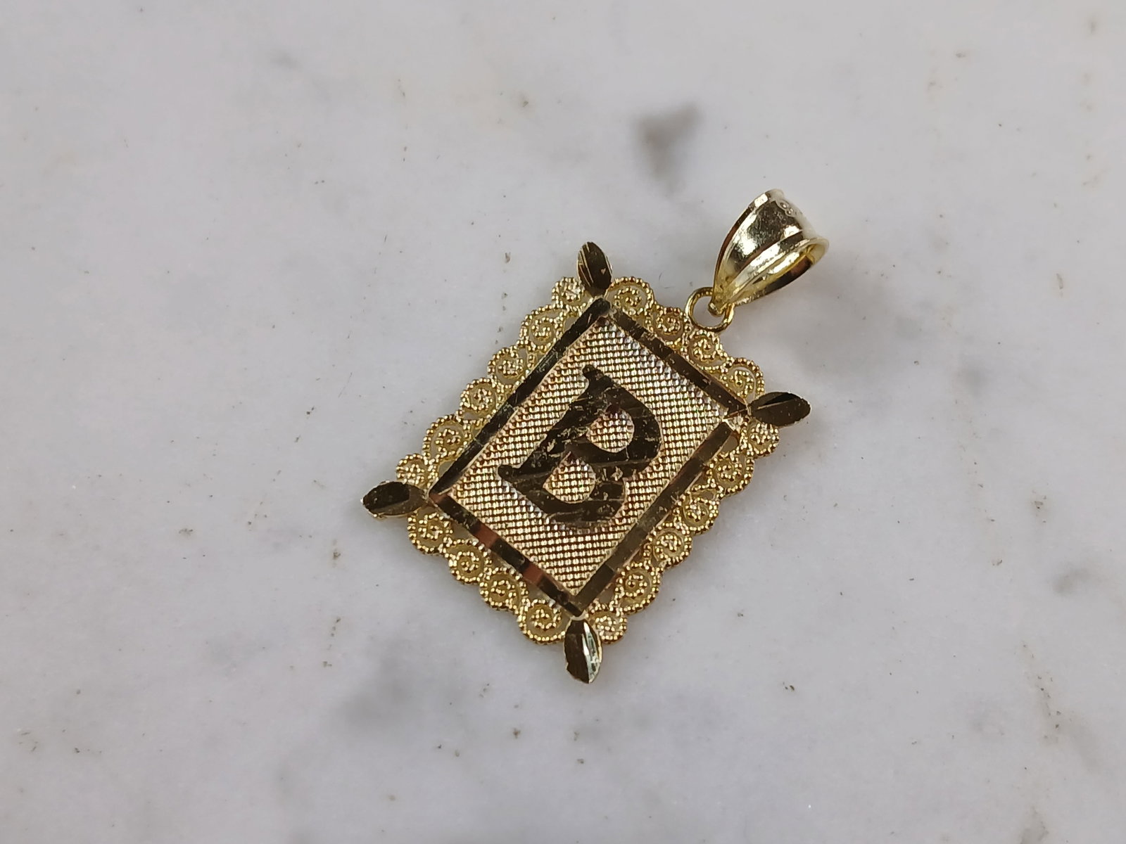 Womens Sterling Silver Gold Tone Initial Letter " B " Pendant: A WOMENS STERLING SILVER GOLD TONE INITIAL LETTER "B" PENDANT. PENDANT WEIGHS 1.3g AND MEASURES 1" LONG BY 5/8" WIDE. MAKES A GREAT GIFT FOR THAT SOMEONE SPECIAL. ANY QUESTIONS, PLEASE ASK. BE SURE TO
