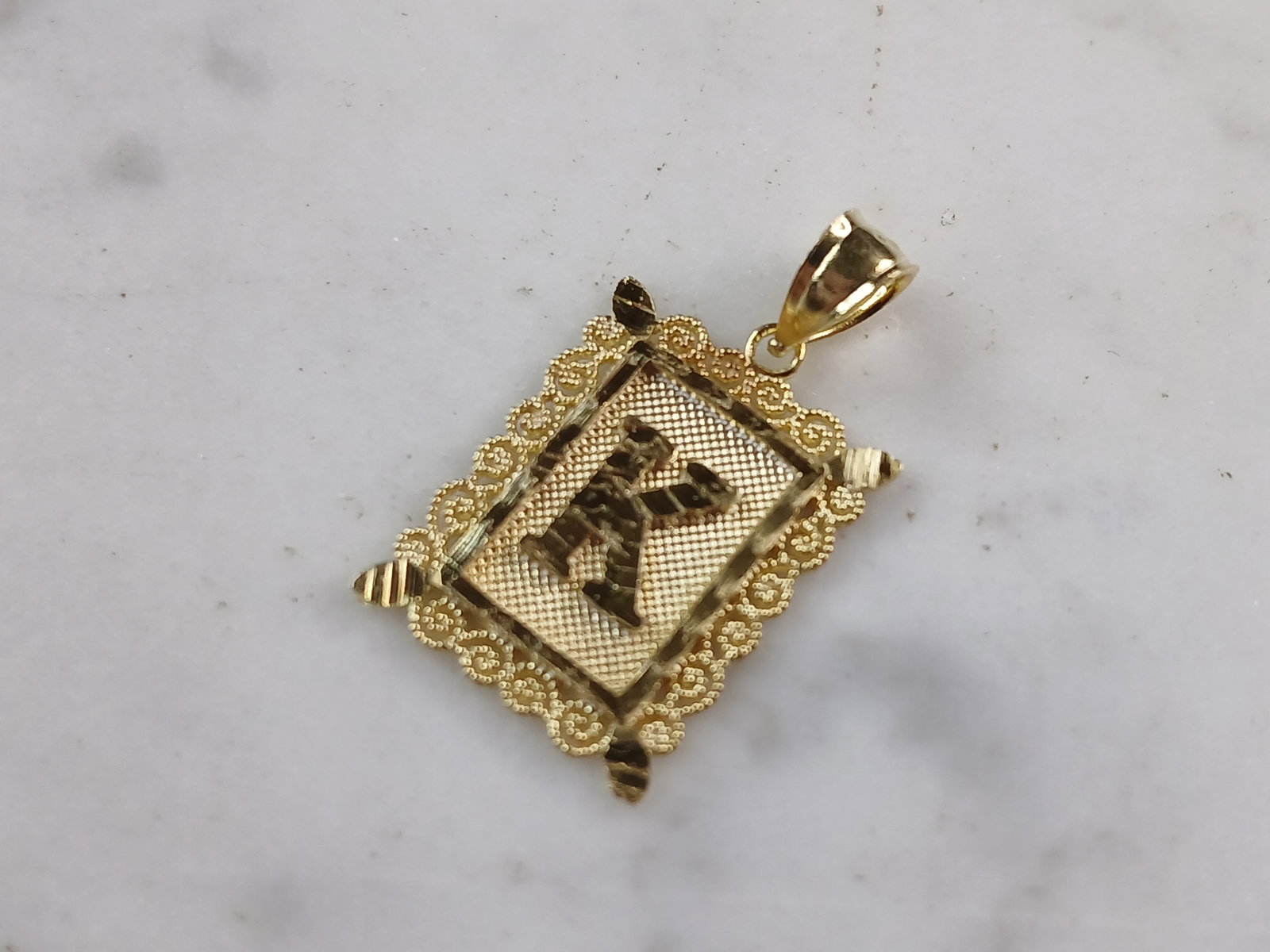 Womens Sterling Silver Gold Tone Initial Letter " K " Pendant: A WOMENS STERLING SILVER GOLD TONE INITIAL LETTER "K" PENDANT. PENDANT WEIGHS 1.3g AND MEASURES 1" LONG BY 5/8" WIDE. MAKES A GREAT GIFT FOR THAT SOMEONE SPECIAL. ANY QUESTIONS, PLEASE ASK. BE SURE TO