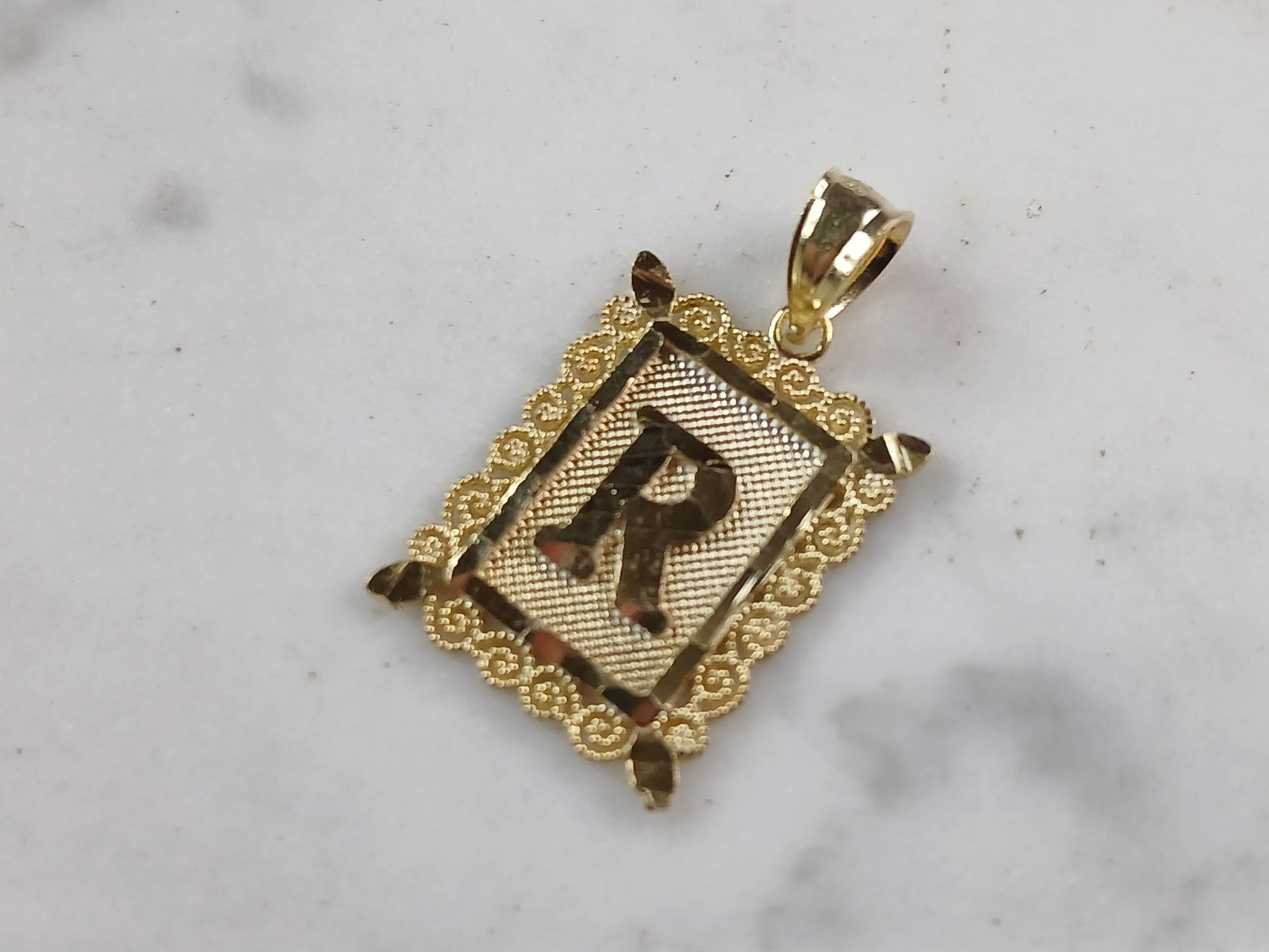 Womens Sterling Silver Gold Tone Initial Letter " R " Pendant: A WOMENS STERLING SILVER GOLD TONE INITIAL LETTER "R" PENDANT. PENDANT WEIGHS 1.3g AND MEASURES 1" LONG BY 5/8" WIDE. MAKES A GREAT GIFT FOR THAT SOMEONE SPECIAL. ANY QUESTIONS, PLEASE ASK. BE SURE TO
