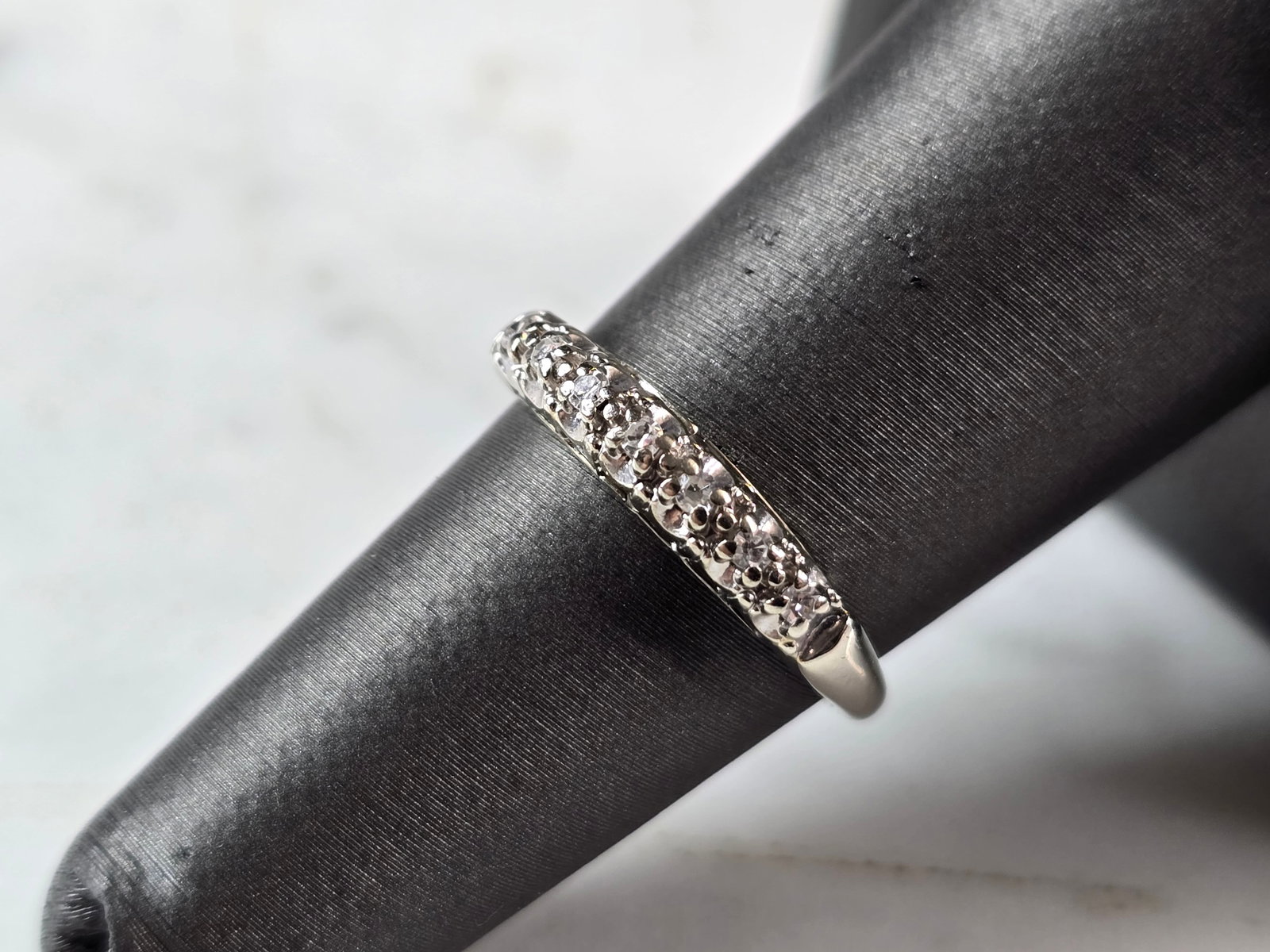 Womens Vintage Estate 14K White Gold Diamond Ring: A WOMENS VINTAGE ESTATE 14K WHITE GOLD DIAMOND RING. THE RING WEIGHS 2.4g AND IS A SIZE 6.0. THERE ARE 7 DIAMONDS IN THIS RING. THE WIDTH OF THE RING IS ABOUT 1/8". ANY QUESTIONS PLEASE ASK PRIOR TO B
