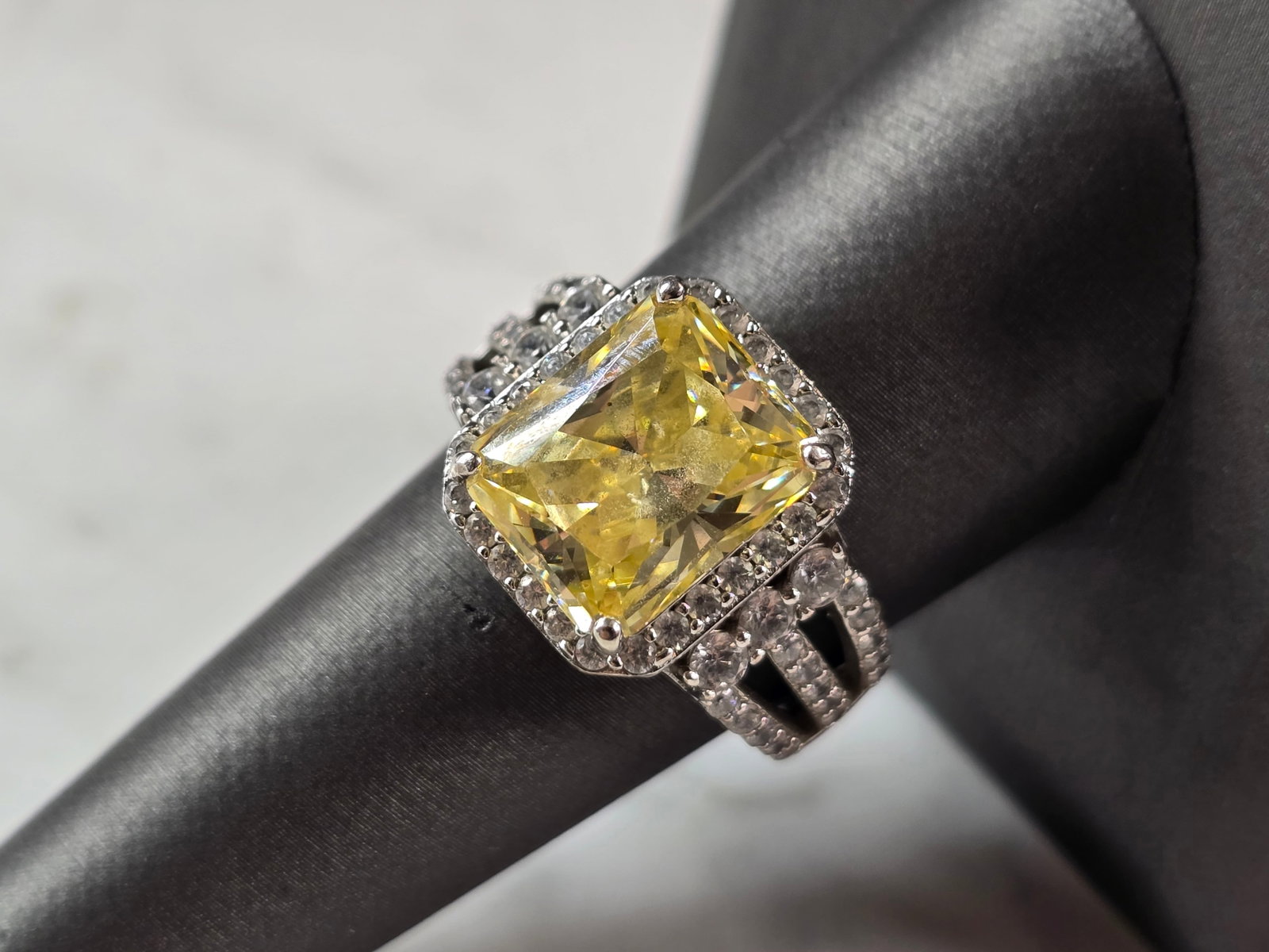 Womens Vintage Estate Sterling Silver Canary Yellow CZ Ring: A WOMENS VINTAGE ESTATE STERLING SILVER CANARY YELLOW CZ RING. THE RING WEIGHS 8.7g. THE SIZE OF THE RING IS A 9.25. THE LENGTH OF THE RING IS 1/2". ANY QUESTIONS PLEASE DO NOT HESITATE TO ASK. BE SUR