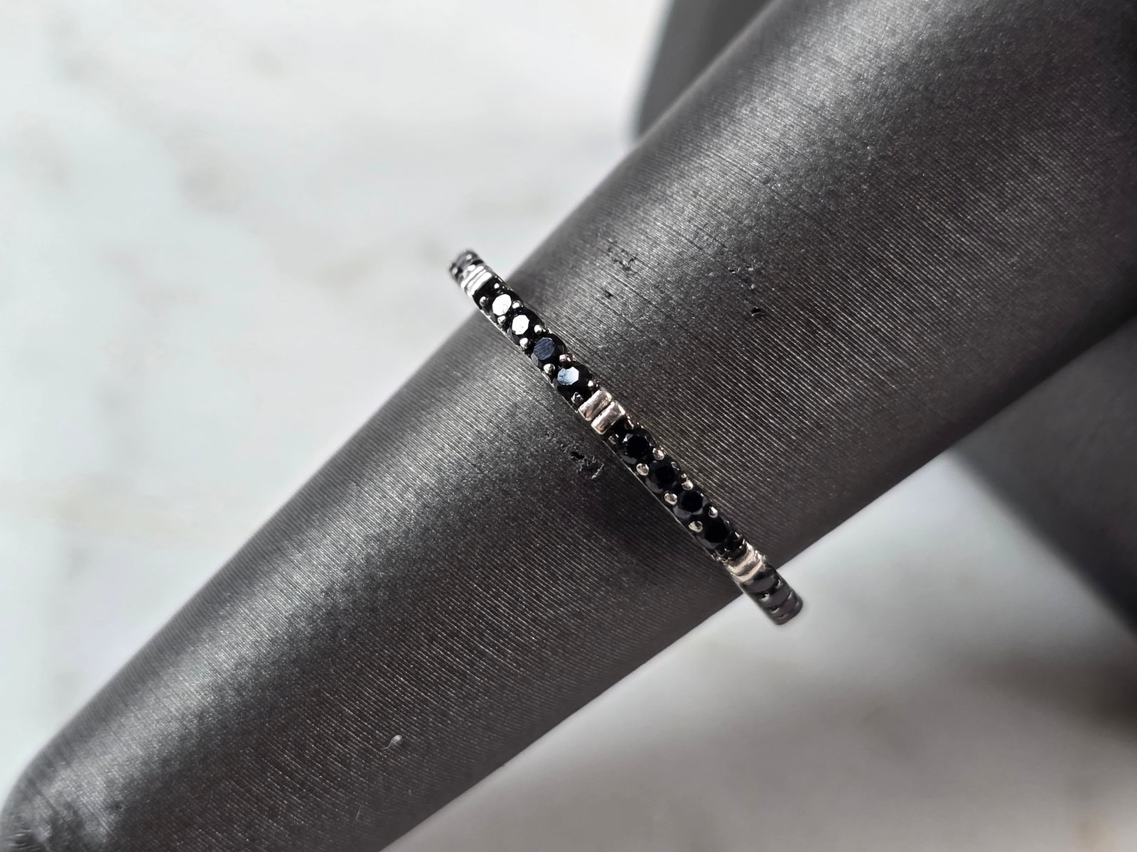 Womens Vintage Estate Sterling Silver Black Diamond ? Modernist Ring: A WOMENS VINTAGE ESTATE STERLING SILVER BLACK DIAMOND COLORED RING. THE RING WEIGHS 1.4g, AND IS A SIZE 7.0. THE WIDTH OF THE RING IS 1/16". PRETTY SURE THE STONES ARE MAN MADE BUT NOT 100%. ANY QUEST