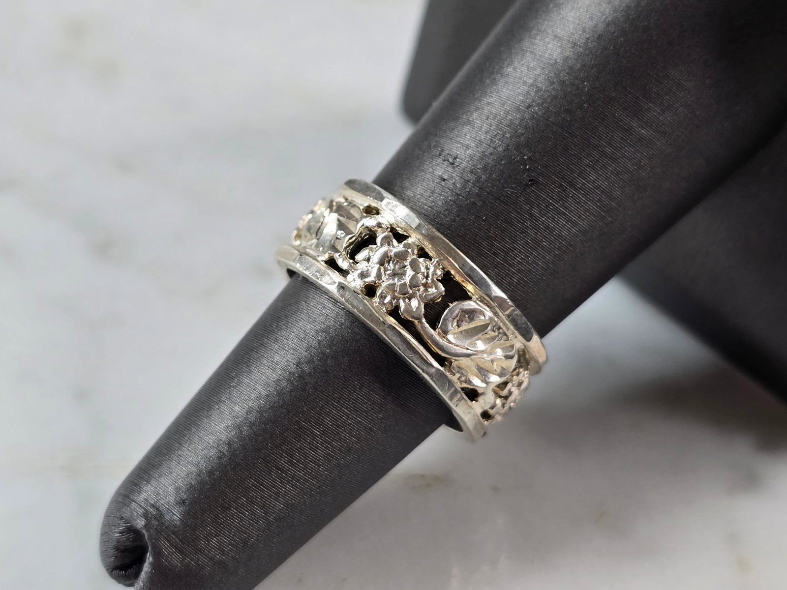 Womens Vintage Estate Sterling Silver Flower Ring: A WOMENS VINTAGE ESTATE STERLING SILVER FLORAL RING. RING SIZE IS A 6.25 AND WEIGHS 5.7g. THE WIDTH OF THE RING IS 3/8". ANY QUESTIONS PLEASE DO NOT HESITATE TO ASK. BE SURE TO CHECK OUT SOME OF MY OT