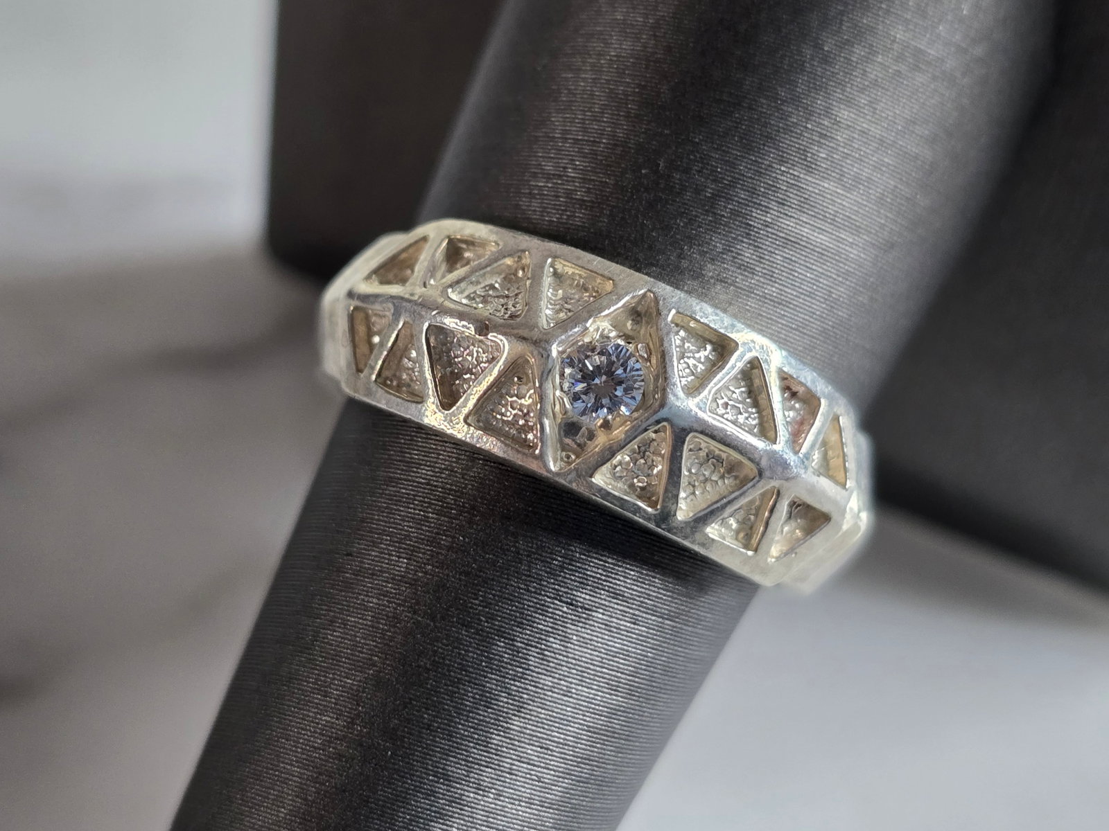 Womens Vintage Estate Sterling Silver Modernist CZ Ring: A WOMENS VINTAGE ESTATE STERLING SILVER MODERNIST CZ RING. THE RING WEIGHS 6.5g AND IS A SIZE 8.75. THE WIDTH OF THE RING IS 3/8". MAKES A GREAT GIFT FOR THAT SOMEONE SPECIAL. ANY QUESTIONS, PLEASE AS