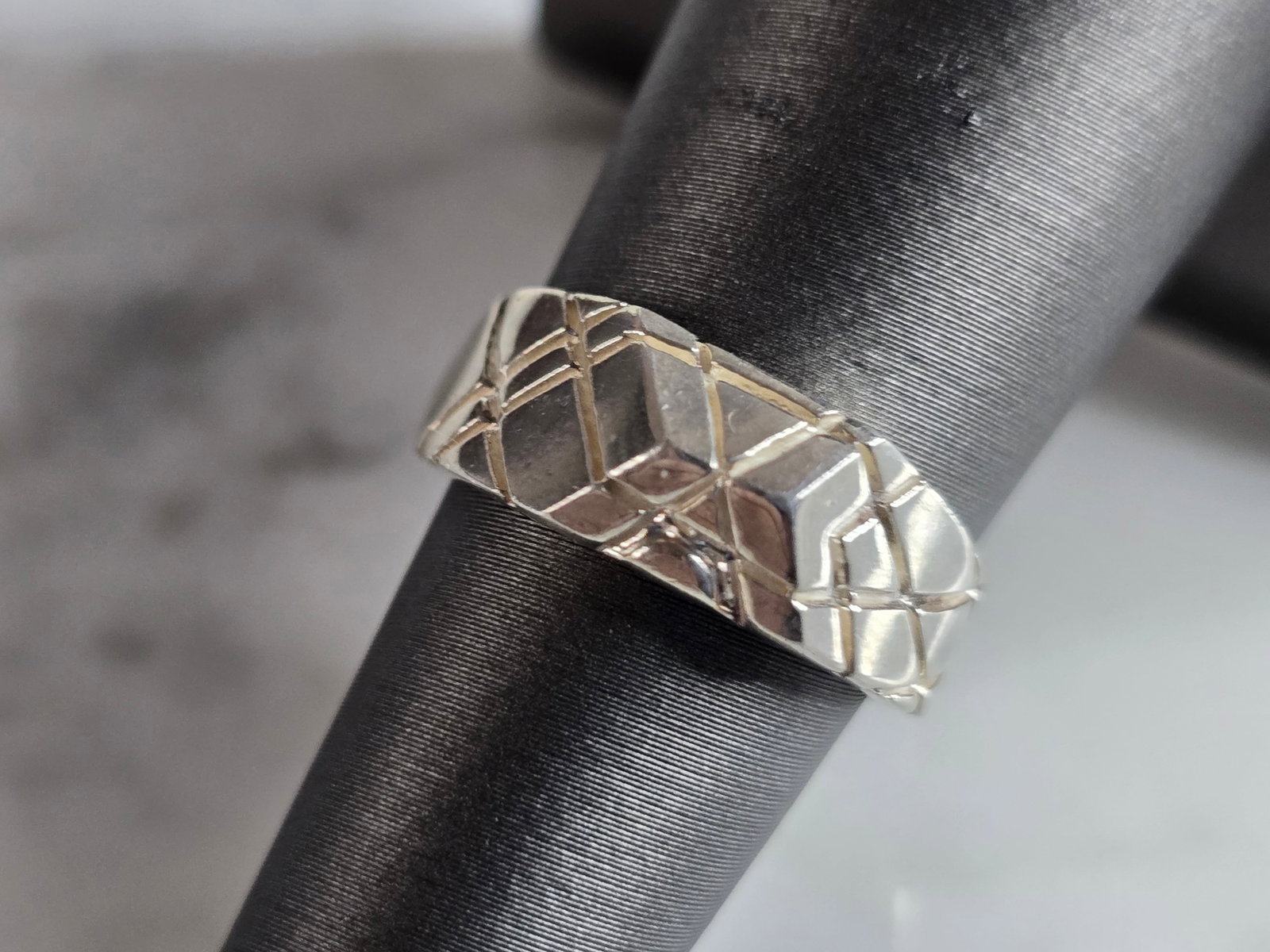 Womens Vintage Estate Sterling Silver Modernist Ring: A WOMENS VINTAGE ESTATE STERLING SILVER MODERNIST RING. THE RING WEIGHS 5.1g, AND IS A SIZE 6.0. THE WIDTH OF THE RING IS 1/4". ANY QUESTIONS PLEASE DO NOT HESITATE TO ASK. BE SURE TO CHECK OUT SOME O