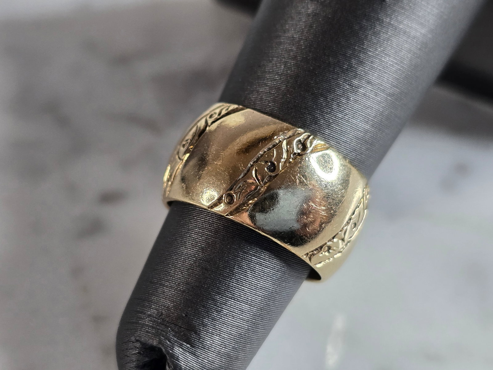 Womens Vintage Estate 14K Yellow Gold Cigar Band Ring: A WOMENS VINTAGE ESTATE 14K YELLOW GOLD CIGAR BAND RING. THE RING WEIGHS 5.1g AND IS A SIZE 4.75. THE FACE OF THE RING MEASURES 3/8" WIDE. THIS WOULD MAKE A LOVELY GIFT FOR THAT SOMEONE SPECIAL. ANY Q