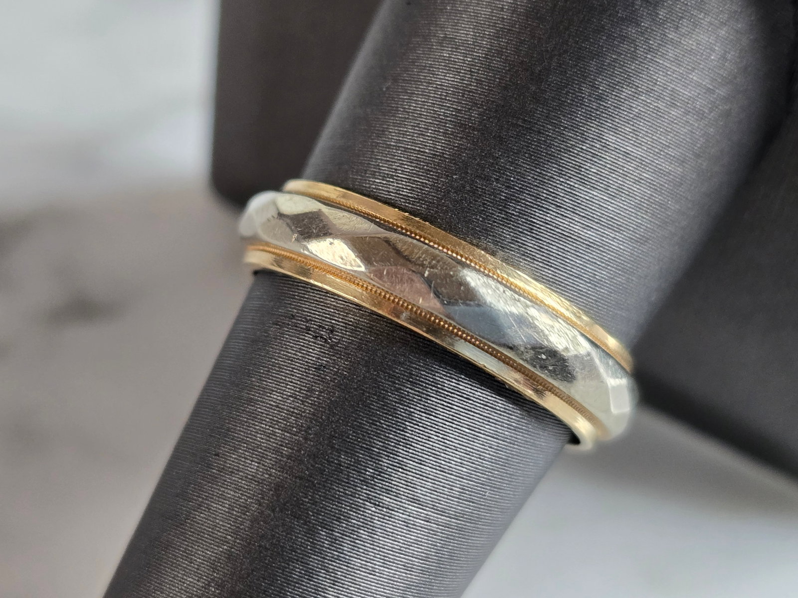 Mens Vintage Estate 14K Yellow & White Gold Wedding Band Ring: MENS VINTAGE ESTATE 14K WHITE & YELLOW GOLD WEDDING BAND RING. THE RING WEIGHS 5.1g AND IS A SIZE 9.5. THE WIDTH OF THE RING IS 3/16". RING IS MARKED " R of M, 14K". ANY QUESTIONS PLEASE DO NOT HESITA