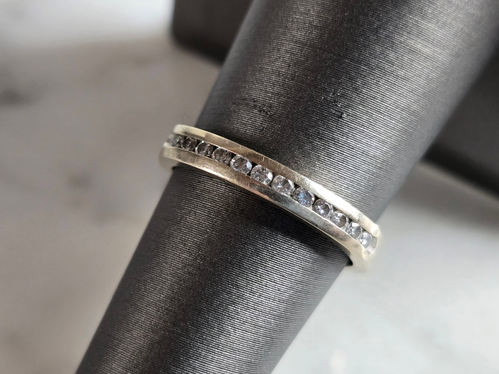 Womens Vintage Estate 14k White Gold Diamond Ring: A WOMENS VINTAGE ESTATE 14k WHITE GOLD DIAMOND RING THAT WEIGHS 2.9g. THE RING IS A SIZE 7.0. THERE ARE ABOUT .12cts OF DIAMONDS. RING IS MARKED 14K. THIS WOULD MAKE A NICE GIFT FOR THAT SOMEONE SPECI