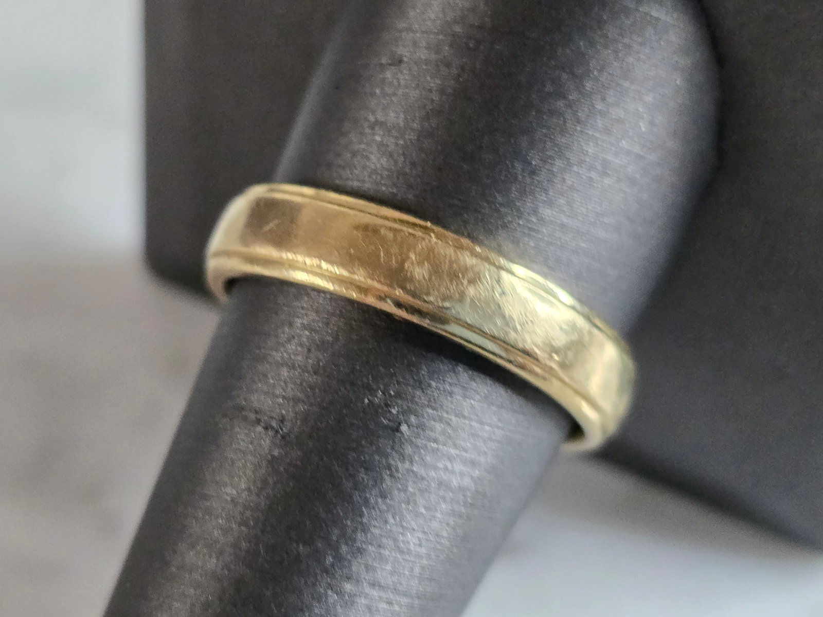 Mens Vintage Estate 14k Yellow Gold Artcarved Wedding Band Ring: A MENS VINTAGE ESTATE 14K GOLD WEDDING BAND. THE SIZE OF THE RING IS A 10.25, AND WEIGHS 6.7g. THE WIDTH OF THE BAND IS 3/16". RING IS STAMPED 14K, ARTCARVED. ANY QUESTIONS PLEASE DO NOT HESITATE TO A