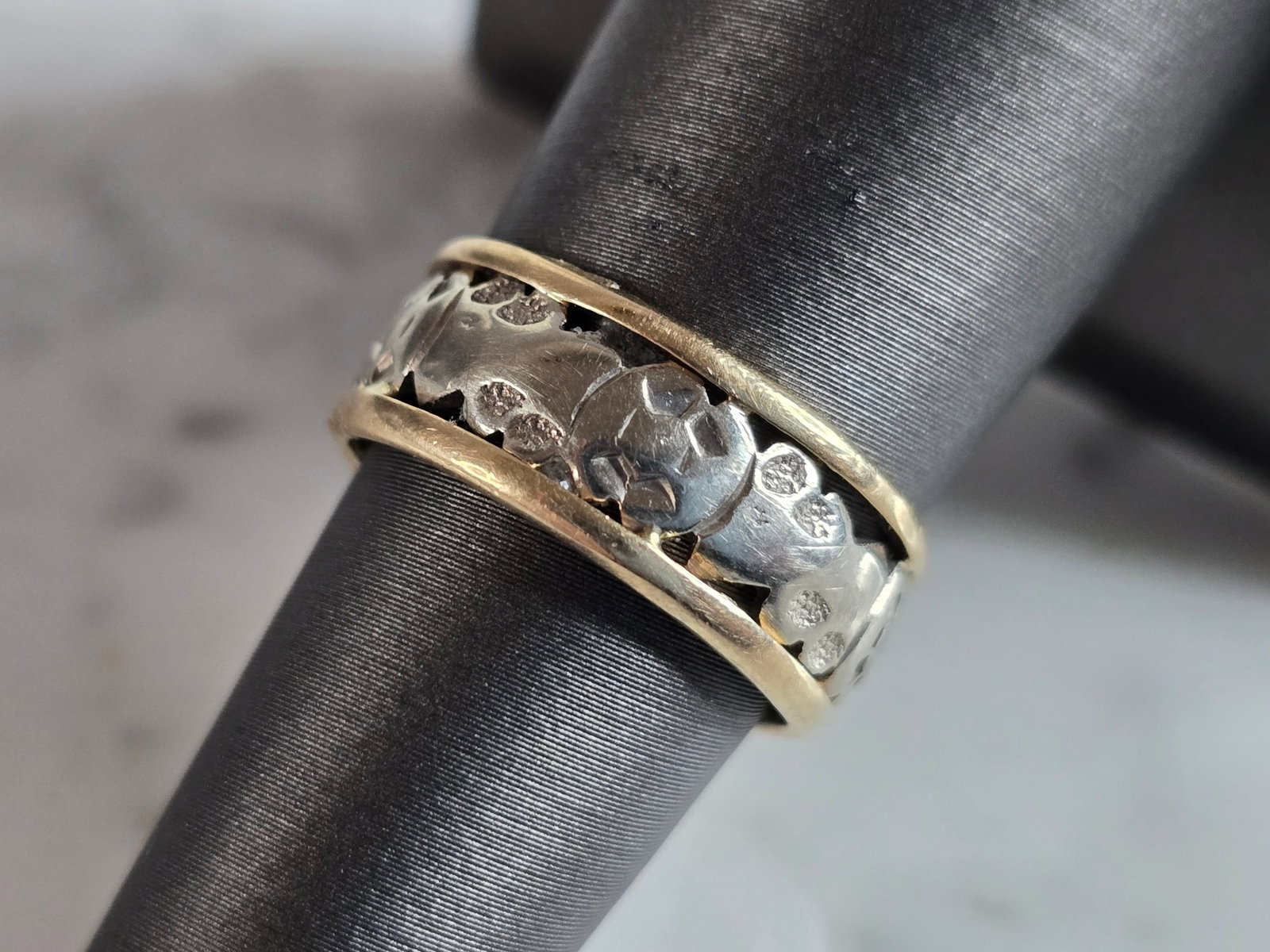 Womens Vintage Estate 14K White & Yellow Gold Band Ring: A WOMENS VINTAGE ESTATE 14K WHITE & YELLOW GOLD BAND RING. THE RING WEIGHS 4.7g. THE RING SIZE IS A 6.75, AND IS 1/4" WIDE. ANY QUESTIONS, PLEASE DON'T HESITATE TO ASK. THIS WOULD MAKE A STUNNING GIFT