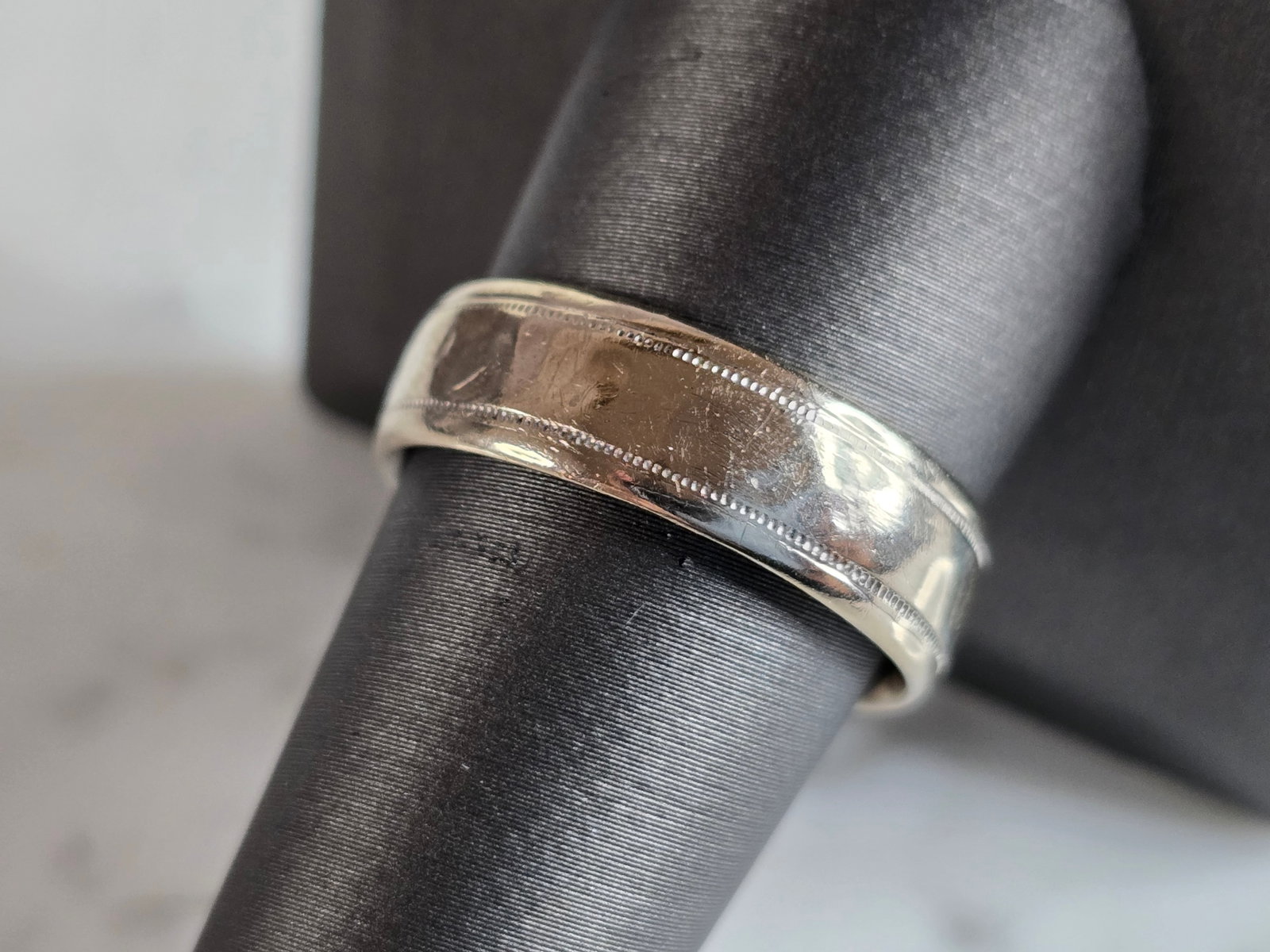 Mens Vintage Estate 14K White Gold Wedding Band Ring: A MENS VINTAGE ESTATE 14K WHITE GOLD WEDDING BAND RING. THE TOTAL WEIGHT IS 7.1g. THE RING SIZE IS A 9.75, AND MEASURES 1/4" WIDE. RING IS MARKED "14K". ANY QUESTIONS, PLEASE DON'T HESITATE TO ASK. TH