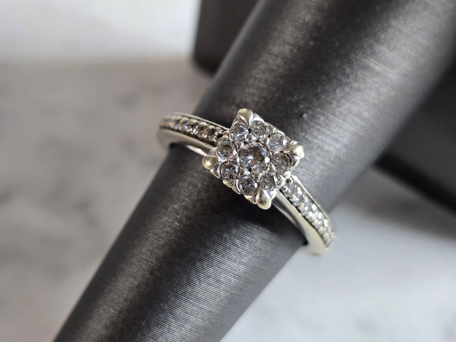 Womens Vintage Estate 14k White Gold Diamond Engagement Ring: A WOMENS VINTAGE ESTATE 14K WHITE GOLD DIAMOND ENGAGEMENT RING. THE RING WEIGHS 5.1g AND IS A SIZE 6.75. THE CARAT WEIGHT OF THE DIAMONDS ARE ABOUT 0.63cts. THE WIDTH OF THE RING IS 1/4". RING IS MARK