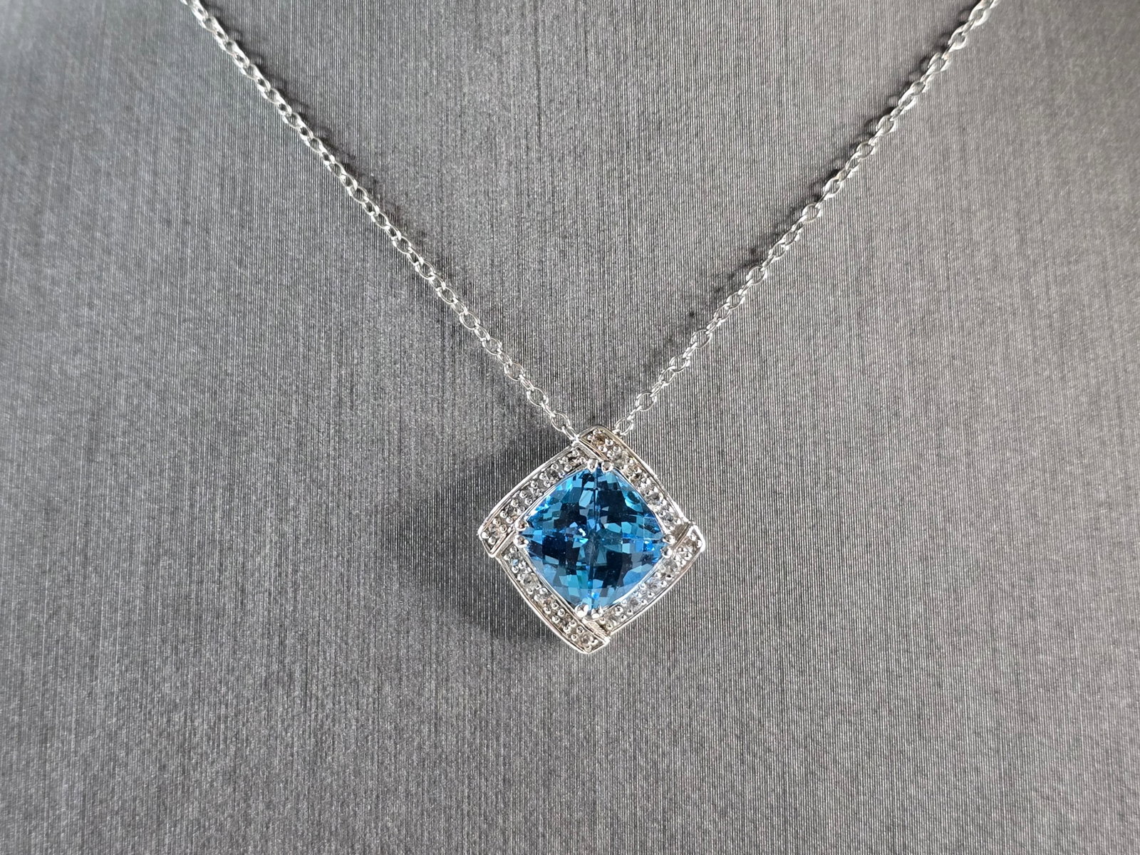Womens Vintage Estate Sterling Silver Topaz Pendant Necklace: A WOMENS VINTAGE ESTATE STERLING SILVER TOPAZ COLORED MODERNIST PENDANT NECKLACE. THE TOTAL WEIGHT IS 4.0g. NECKLACE IS 17 3/4" LONG, AND THE PENDANT IS 1/2" BY 1/2". NOT SURE IF THE STONE IS NATURAL 