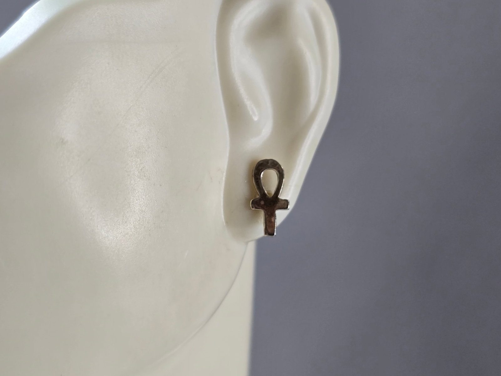 Pr of Womens Vintage Estate Sterling Silver Ankh Cross Stud Earrings: A PAIR OF WOMEN'S VINTAGE ESTATE STERLING SILVER ANKH CROSS STUD EARRINGS. THE EARRINGS WEIGH 0.3g, AND MEASURE 3/8" LONG AND 1/4" WIDE. MAKES A WONDERFUL GIFT FOR THAT SOMEONE SPECIAL. ANY QUESTIONS,