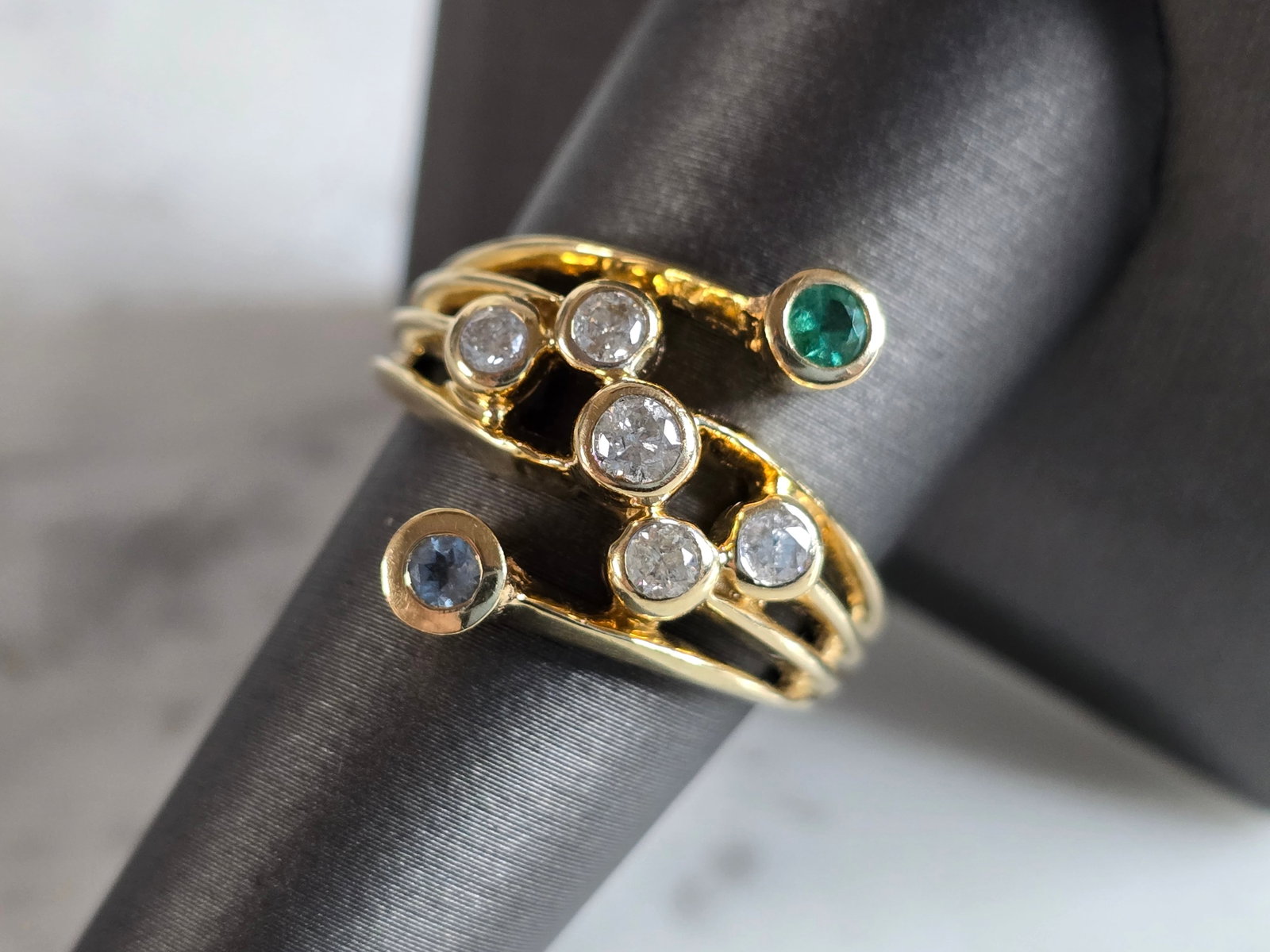 Womens Vintage Estate 14k Yellow Gold Modernist Multi-Stone Ring: A WOMENS VINTAGE ESTATE 14K YELLOW GOLD MULTI-STONE RING, MADE UP OF DIAMONDS, EMERALD, AND TOPAZ. THE SIZE OF THE RING IS A 9.0, AND WEIGHS 8.0g. THE LENGTH IOF THE RING IS 5/8". THERE ARE ABOUT 0.50