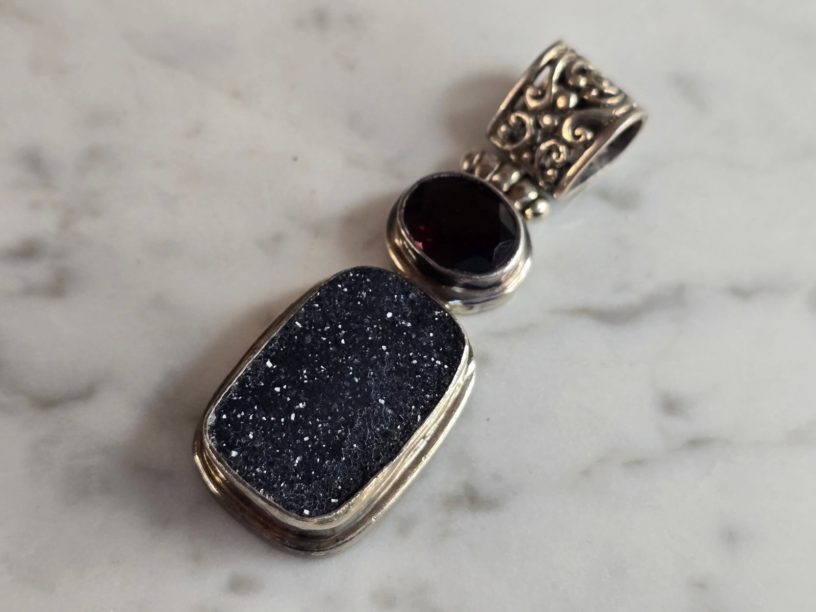 Womens Vintage Estate Sterling Silver Druzy Amethyst Stone Pendant: A WOMENS VINTAGE ESTATE STERLING SILVER DRUZY & AMETHYST COLORED STONE PENDANT. THE PENDANT WEIGHS 17.4g, AND MEASURES 2" BY 3/4". WOULD MAKE A NICE GIFT FOR THAT SOMEONE SPECIAL. ANY QUESTIONS PLEASE