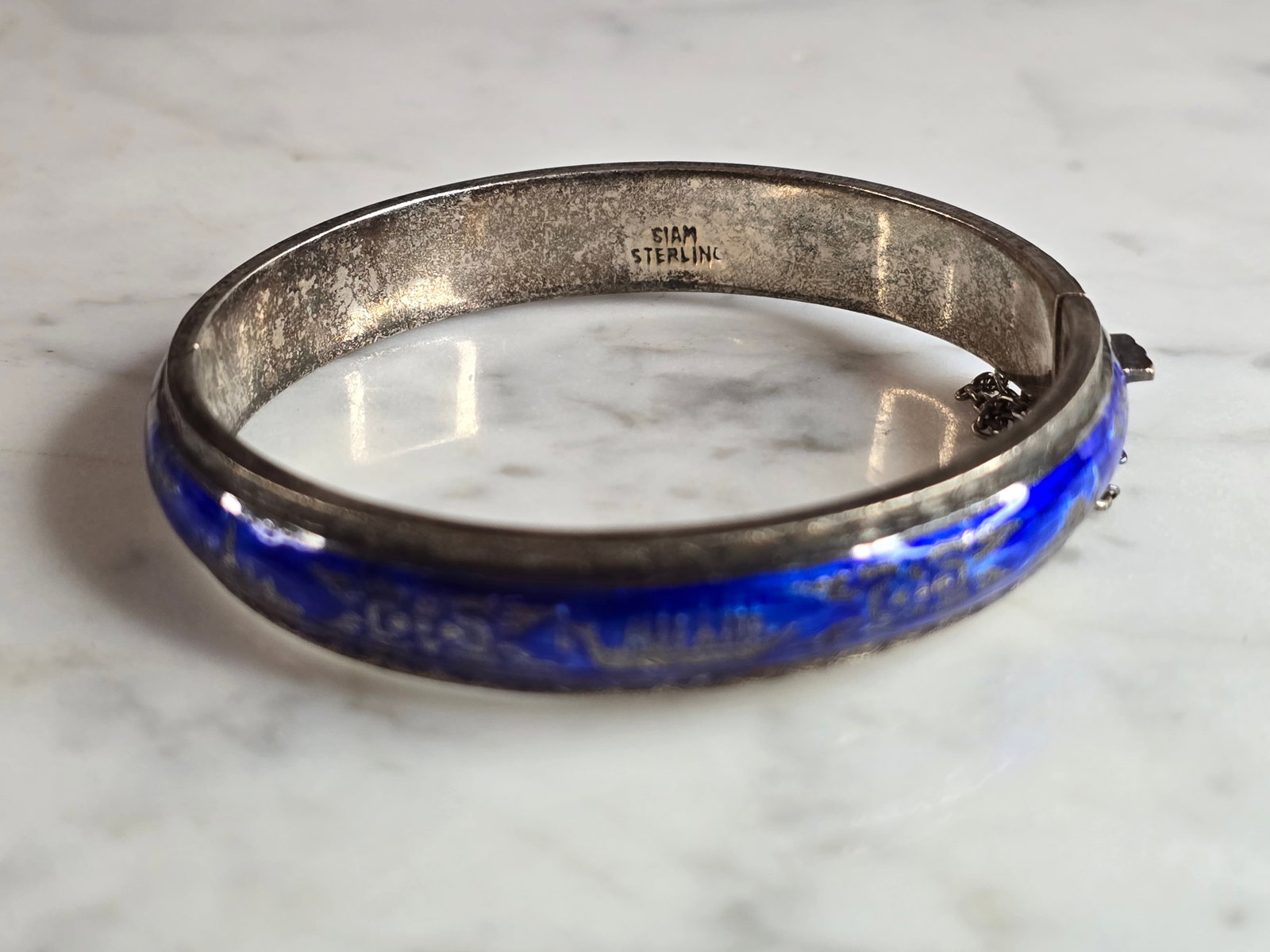 Womens Vintage Estate Sterling Silver Enamel Siam Bangle Bracelet: A WOMEN'S VINTAGE ESTATE SIAM STERLING SILVER & ENAMEL BANGLE BRACELET. THE INSIDE CIRCUMFERENCE OF THE BRACELET MEASURES ABOUT 7" AND ABOUT 3/8" WIDE. BRACELET WEIGHS 23.2g. THIS WOULD MAKE A LOVELY 