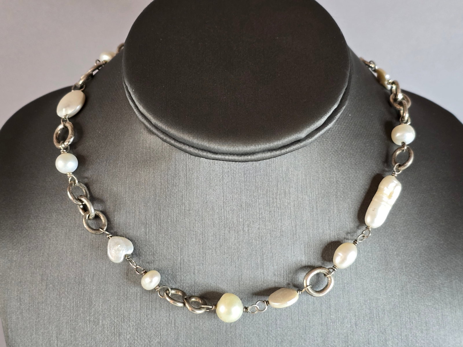 Womens Vintage Estate Sterling Silver Pearl Carey Hill Necklace: A WOMENS VINTAGE ESTATE STERLING SILVER PEARL NECKLACE DESIGNED BY CAREY HILL. NECKLACE MEASURES 15 3/4" LONG BY 3/4" WIDE. NOT SURE IF THE PEARLS ARE REAL OR FAUX. MAKES A GREAT GIFT FOR THAT SOMEONE
