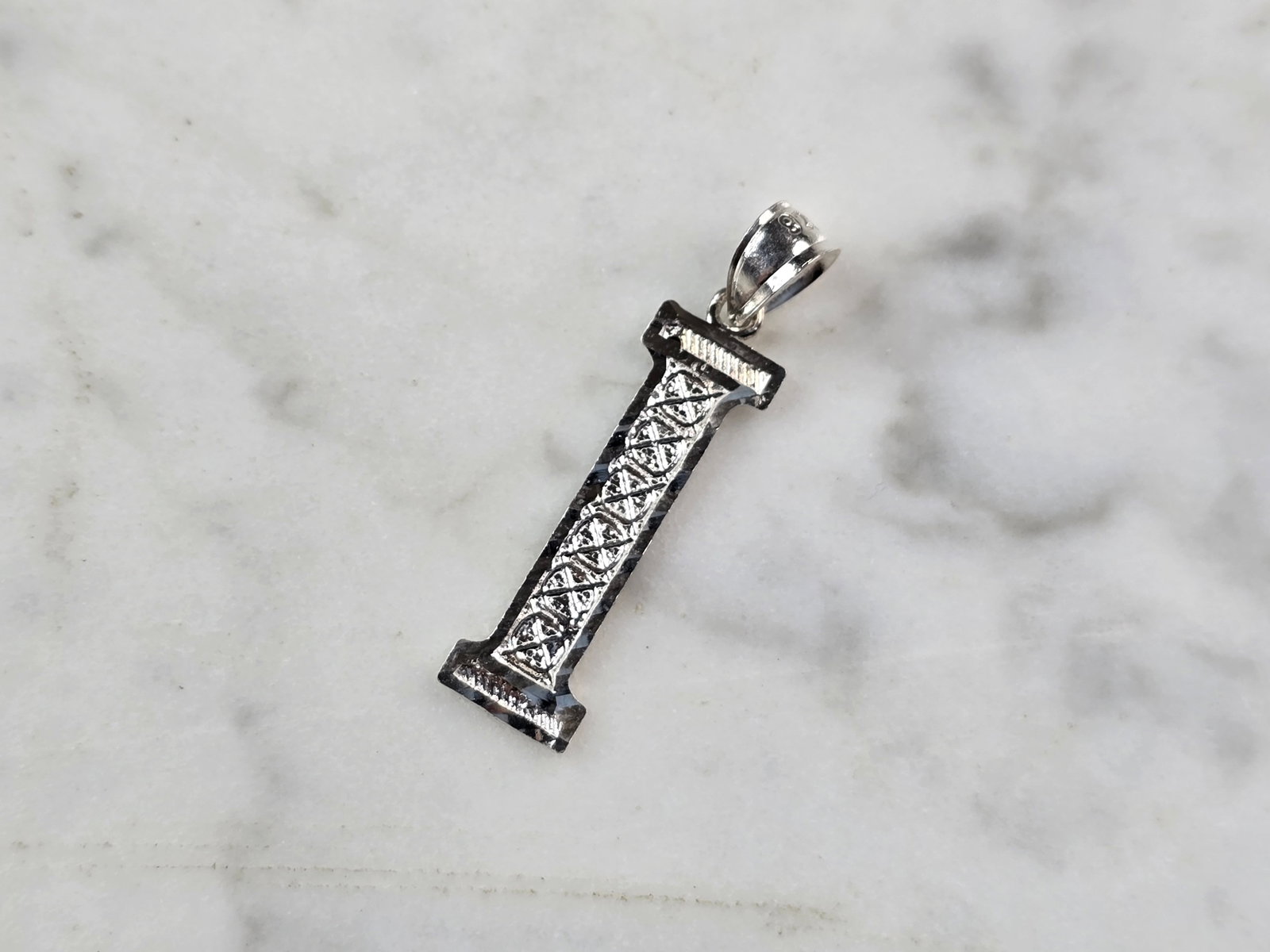 Womens Sterling Silver Initial Letter " I " Pendant: A WOMENS STERLING SILVER INITIAL LETTER "I" PENDANT. PENDANT WEIGHS 0.9g AND MEASURES 1 1/8" LONG BY 1/4" WIDE. MAKES A GREAT GIFT FOR THAT SOMEONE SPECIAL. ANY QUESTIONS, PLEASE ASK. BE SURE TO CHECK