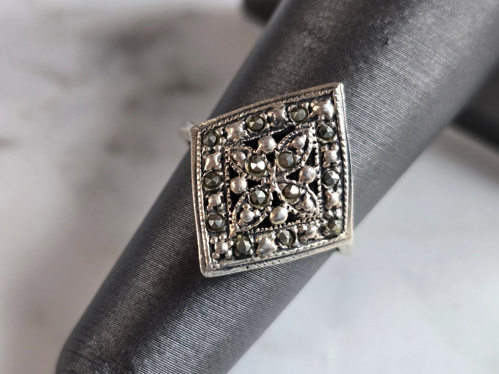 Womens Vintage Estate Sterling Silver Modernist Ring: A WOMENS VINTAGE ESTATE STERLING SILVER MODERNIST RING. RING SIZE IS 5.75, AND WEIGHS 3.0g. THE LENGTH OF THE RING IS 3/4". THIS WOULD MAKE A NICE GIFT FOR THAT SOMEONE SPECIAL. ANY QUESTIONS PLEASE D
