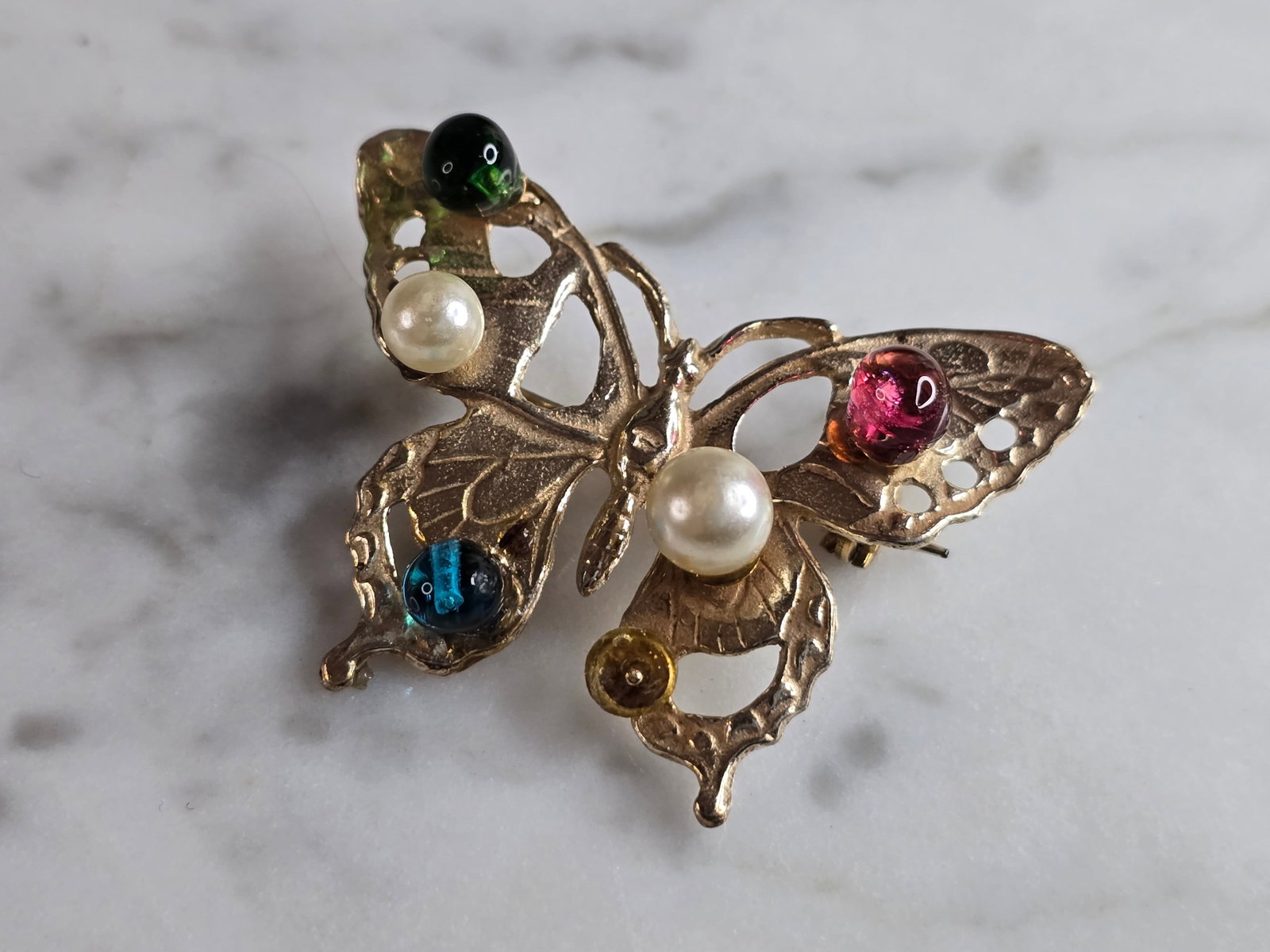 Womens Vintage Estate Sterling Silver Butterfly Brooch: A WOMENS VINTAGE ESTATE STERLING SILVER BUTTERFLY BROOCH. THE BROOCH WEIGHS 8.4g, AND MEASURES 1" BY 1 1/2". BROOCH IS MISSING A STONE ON BOTTOM RIGHT WING. BUYING AS IS. MAKES A GREAT GIFT FOR THAT S
