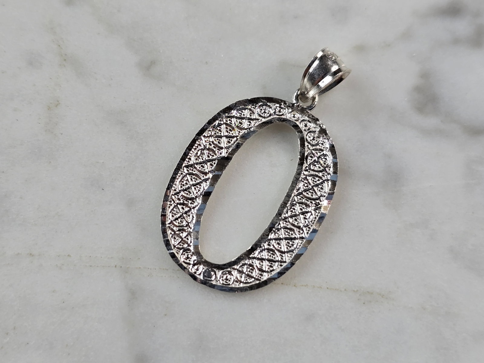 Womens Sterling Silver Initial Letter " O " Pendant: A WOMENS STERLING SILVER INITIAL LETTER "O" PENDANT. PENDANT WEIGHS 1.5g AND MEASURES 1 1/8" LONG BY 3/4" WIDE. MAKES A GREAT GIFT FOR THAT SOMEONE SPECIAL. ANY QUESTIONS, PLEASE ASK. BE SURE TO CHECK