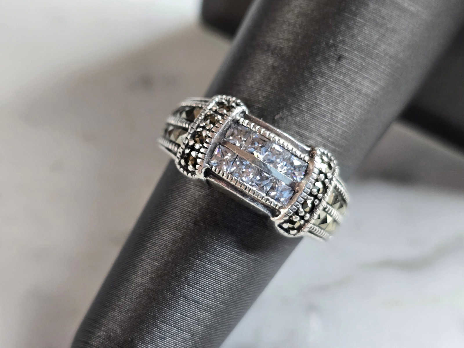Womens Vintage Estate Sterling Silver CZ Ring: A WOMENS ESTATE STERLING SILVER CZ RING THAT WEIGHS 4.7g. THE RING IS A SIZE 6.0, AND MEASURES ABOUT 3/8" WIDE. THIS WOULD MAKE A NICE GIFT FOR THAT SOMEONE SPECIAL. ANY QUESTIONS PLEASE DO NOT HESITA