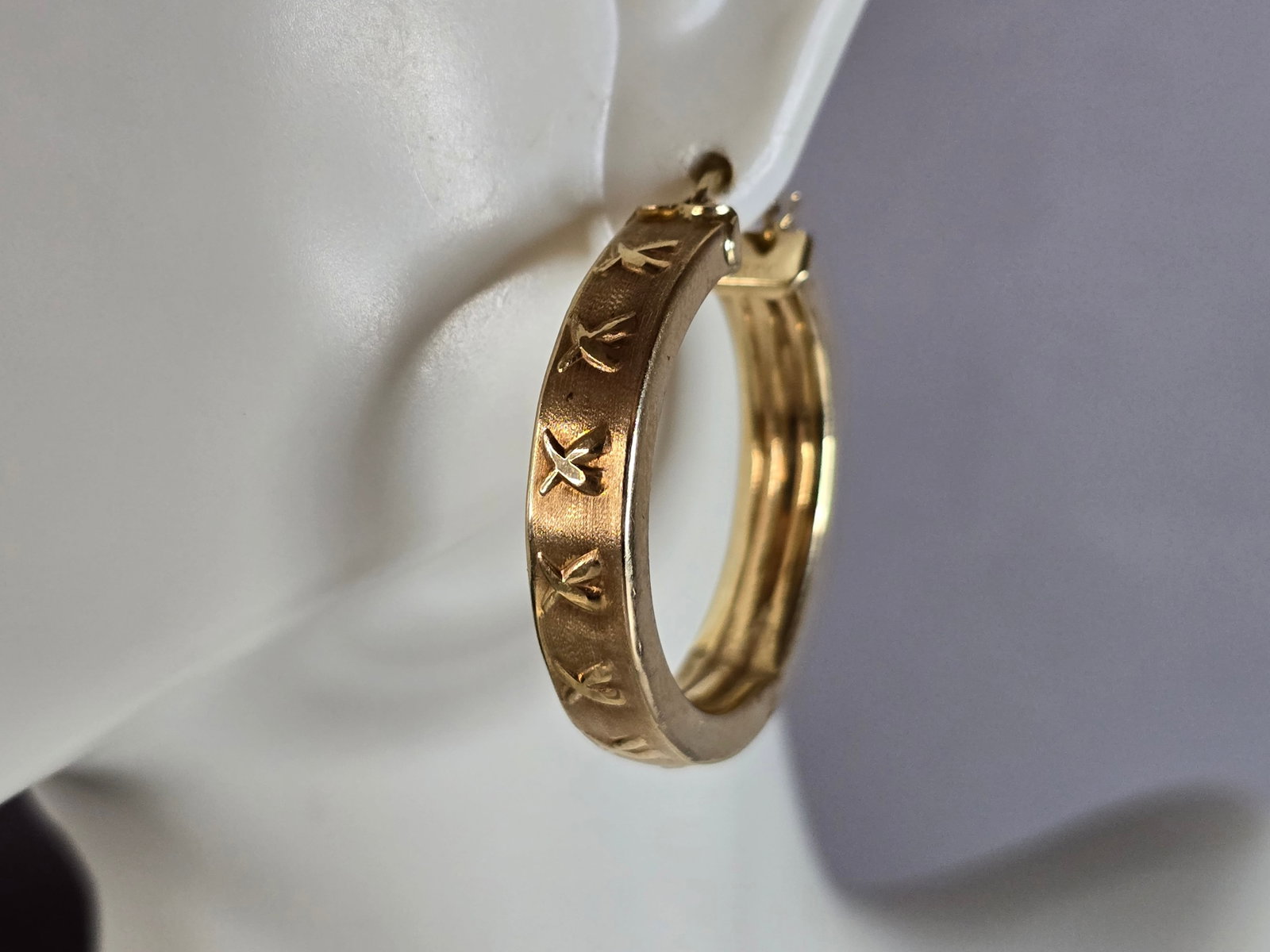 Womens Vintage Estate 14K Yellow Gold Hoop Earrings: A PAIR OF WOMENS VINTAGE ESTATE 14K YELLOW GOLD EARRINGS. THE EARRING WEIGHS 6.3g, AND MEASURE 1 1/4" BY 1 1/4". EARRINGS ARE MARKED 14K ON THE STEM. EARRINGS ARE ALSO HOLLOW. AS YOU CAN SEE THE ONE E