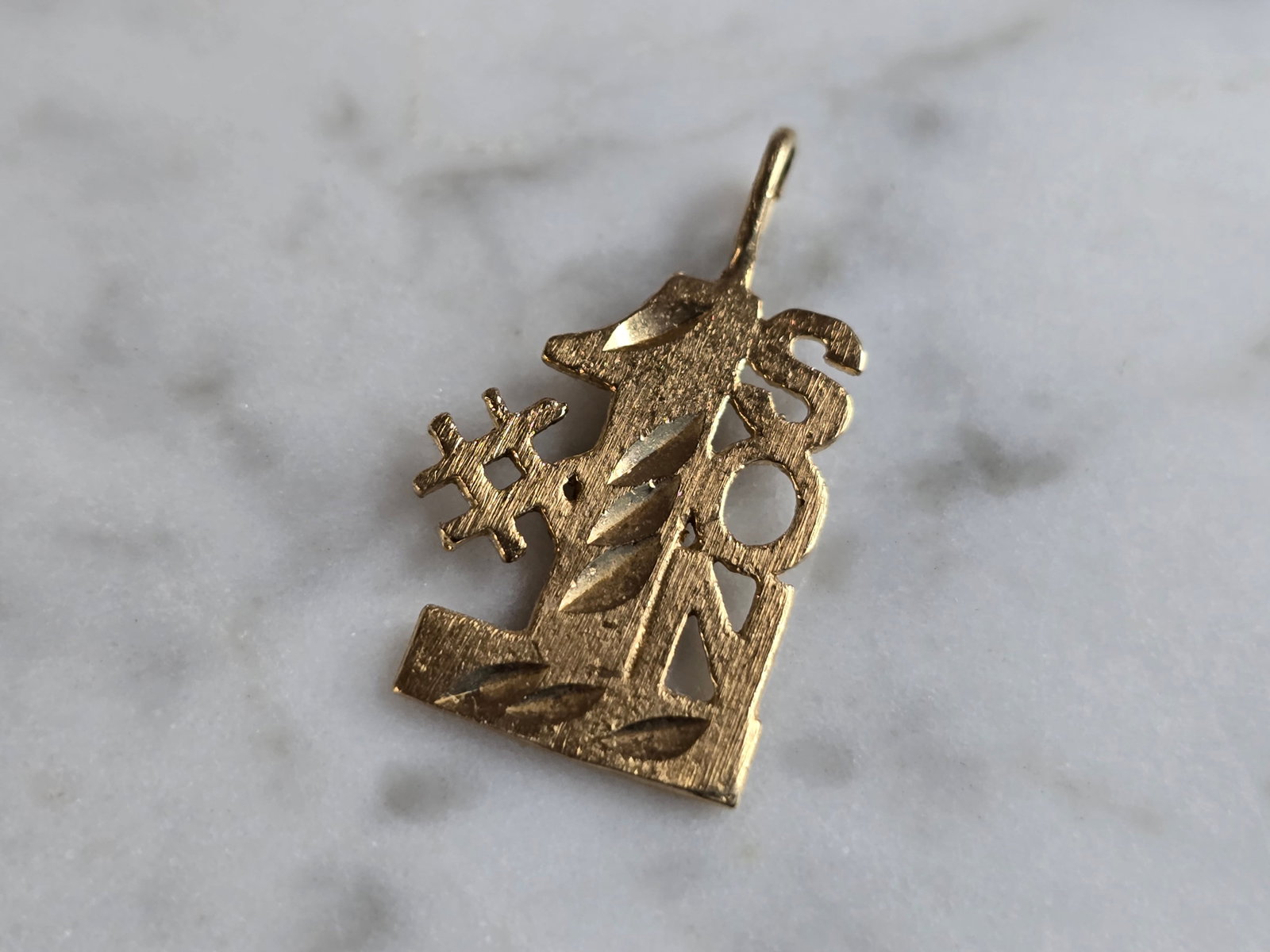 Vintage Estate 14K Gold "#1 SON" Charm Pendant: A VINTAGE ESTATE 14K YELLOW GOLD "#1 SON" CHARM OR PENDANT. THE PENDANT WEIGHS 1.1g AND MEASURES 7/8" LONG BY 1/2" WIDE. MAKES A GREAT GIFT FOR THAT SOMEONE SPECIAL. ANY QUESTIONS, PLEASE ASK. BE SURE