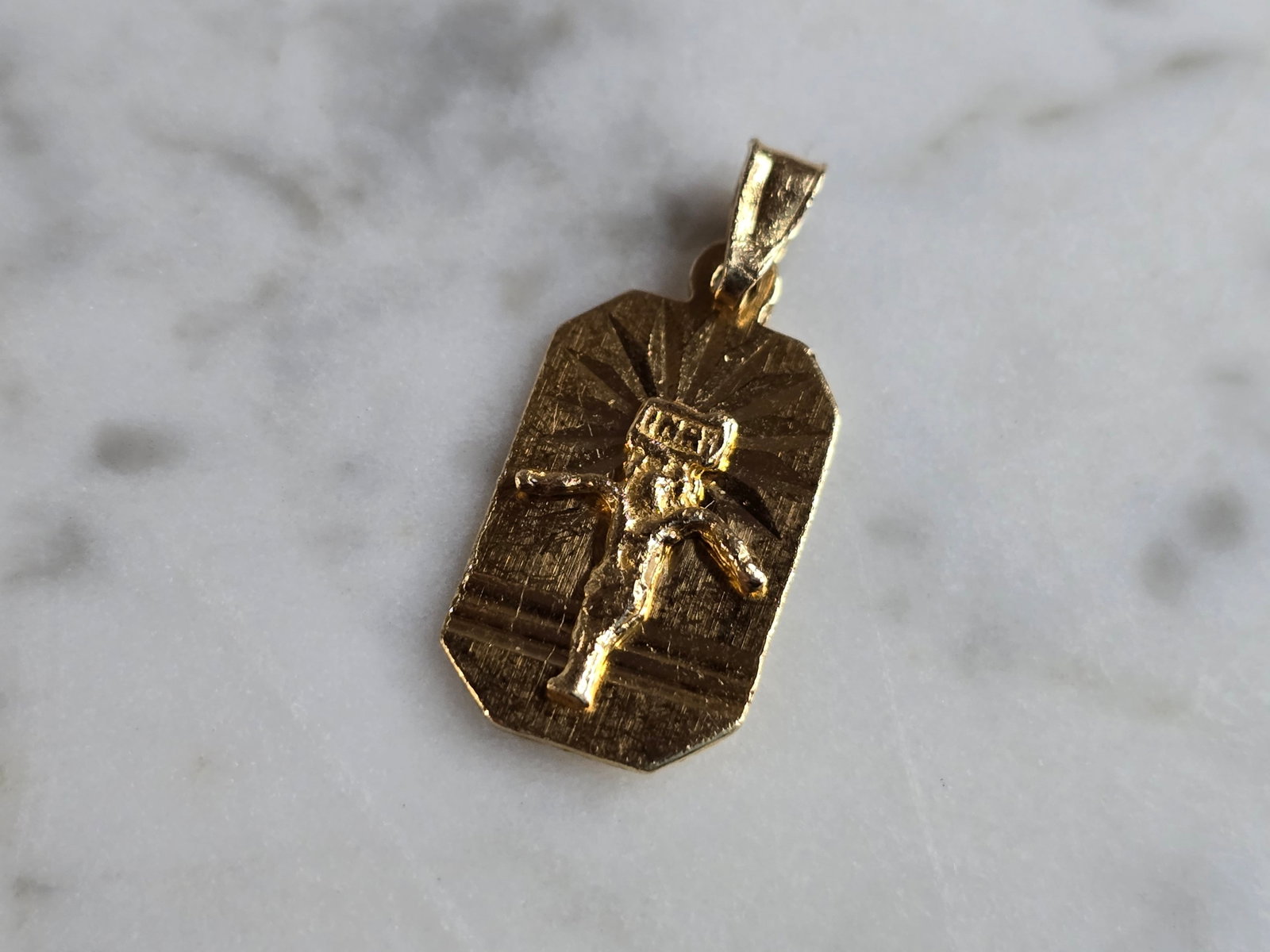 Vintage Estate 14K Yellow Gold Religious Jesus Cross Pendant: FOR SALE IS THIS VINTAGE ESTATE 14K YELLOW GOLD RELIGIOUS JESUS ON CROSS PENDANT. THE PENDANT WEIGHS 1.7g AND MEASURES 7/8" LONG BY 3/8" WIDE. MAKES A GREAT GIFT FOR THAT SOMEONE SPECIAL. ANY QUESTION
