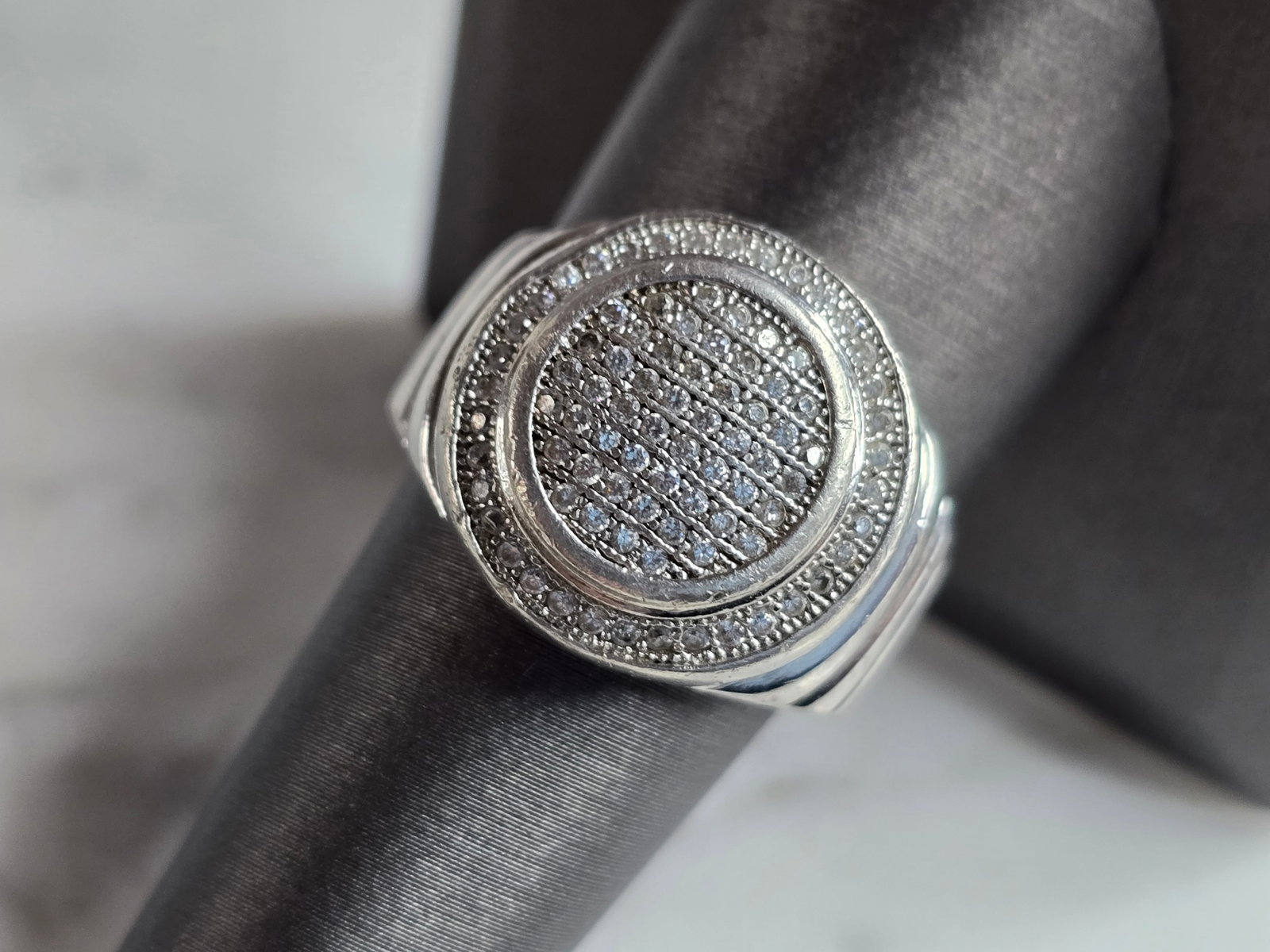 Mens Vintage Estate Sterling Silver CZ Ring: A MENS VINTAGE ESTATE STERLING SILVER CZ RING. THE RING IS A SIZE 9.25 AND WEIGHS 10.3g. THE WIDTH OF THE RING IS ABOUT 5/8". THE RING MAKES A BEAUTIFUL, IMPRESSIVE GIFT FOR THAT SOMEONE SPECIAL. ANY 