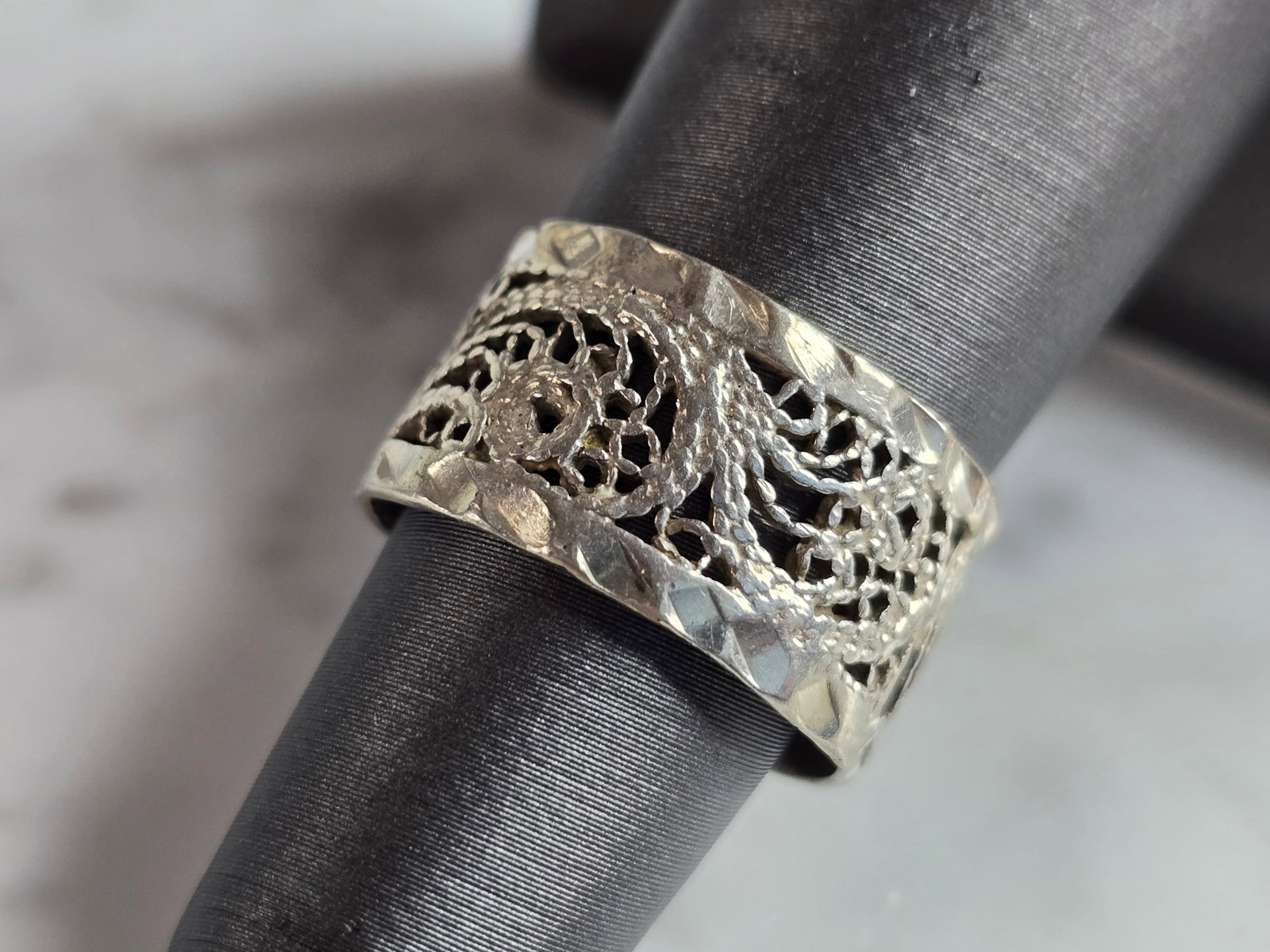 Womens Vintage Estate Sterling Silver Filigree Ring: A WOMENS VINTAGE ESTATE STERLING SILVER FILIGREE RING. THE RING WEIGHS 3.2g, AND IS A SIZE 5.75. THE WIDTH OF THE RING IS 3/8". ANY QUESTIONS PLEASE DO NOT HESITATE TO ASK. BE SURE TO CHECK OUT SOME O