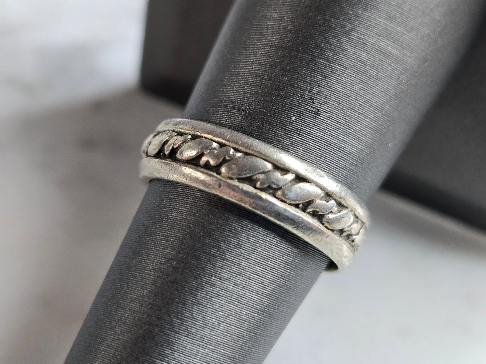 Womens Vintage Estate Sterling Silver Modernist Ring: A WOMENS VINTAGE ESTATE STERLING SILVER MODERNIST RING. RING WEIGHS 4.3g AND IS A SIZE 7.75. THE WIDTH OF THE RING IS 3/16". THIS WOULD MAKE A NICE GIFT FOR THAT SOMEONE SPECIAL. ANY QUESTIONS PLEASE 