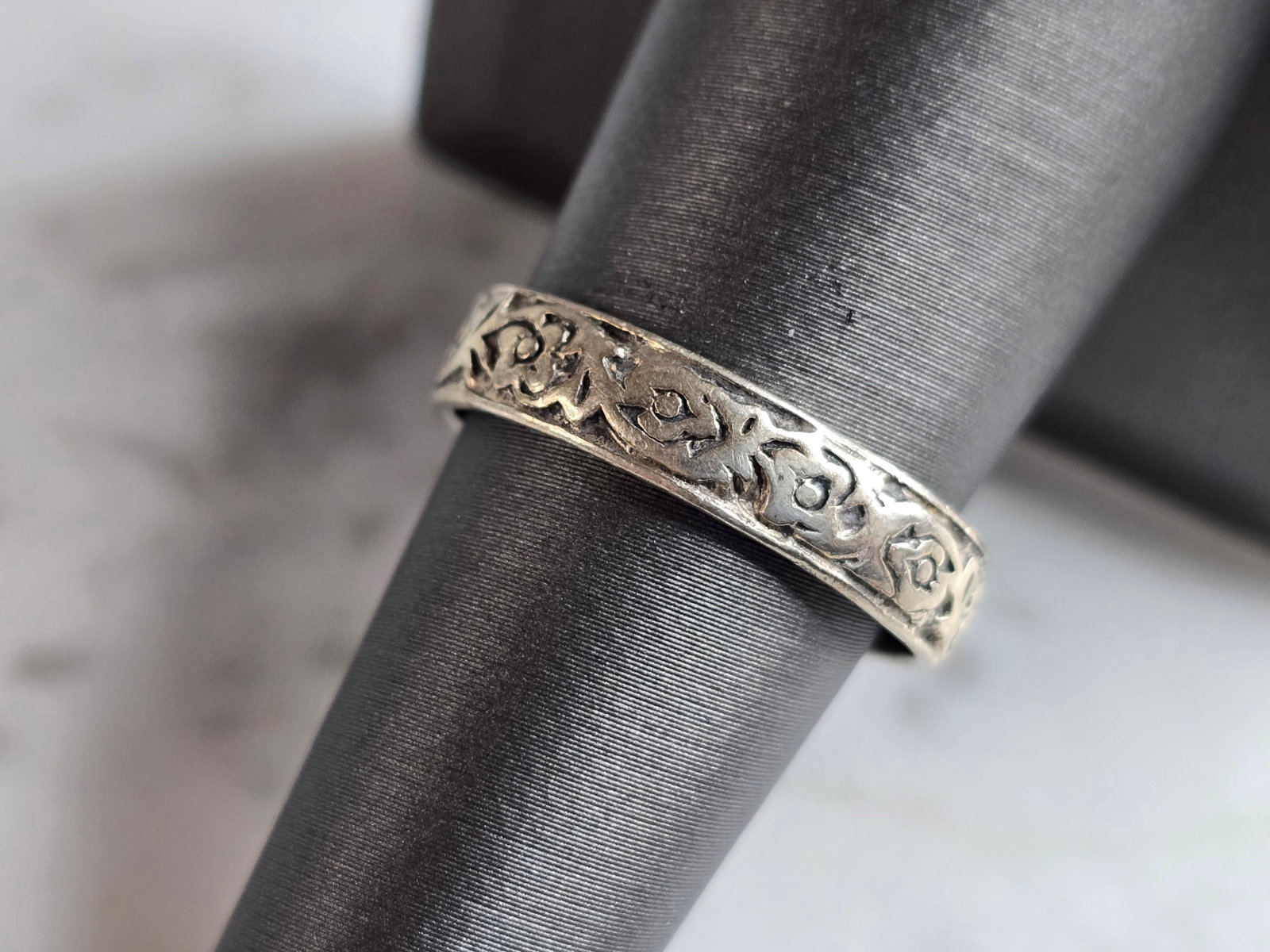 Womens Vintage Estate Sterling Silver Modernist Ring: A WOMENS VINTAGE ESTATE STERLING SILVER MODERNIST RING. RING WEIGHS 3.2g AND IS A SIZE 7.0. THE WIDTH OF THE RING IS 1/8". THIS WOULD MAKE A NICE GIFT FOR THAT SOMEONE SPECIAL. ANY QUESTIONS PLEASE DO