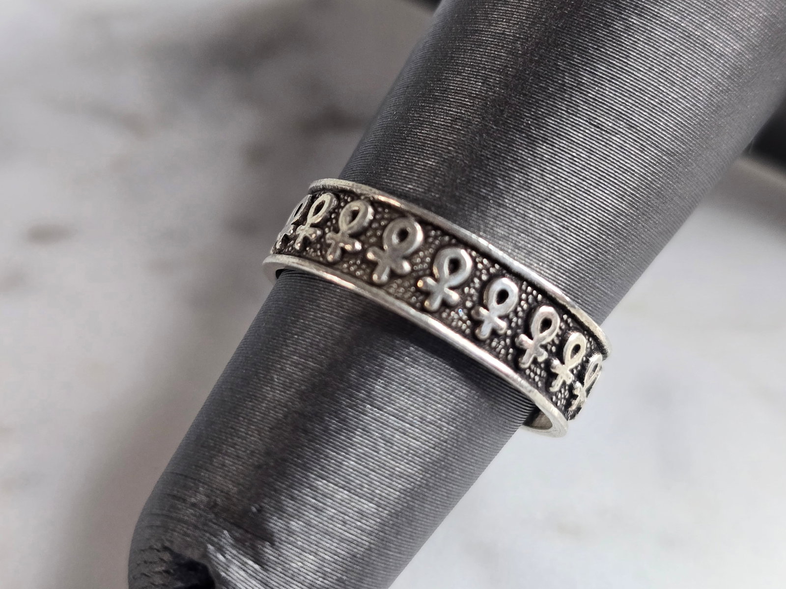 Womens Vintage Estate Sterling Silver Ankh Cross Toe Ring: A WOMENS VINTAGE ESTATE STERLING SILVER ANKH TOE RING. THE RING WEIGHS 1.7g, AND IS ABOUT 3/16" WIDE. THIS WOULD MAKE A NICE GIFT FOR THAT SOMEONE SPECIAL. ANY QUESTIONS PLEASE DO NOT HESITATE TO ASK.