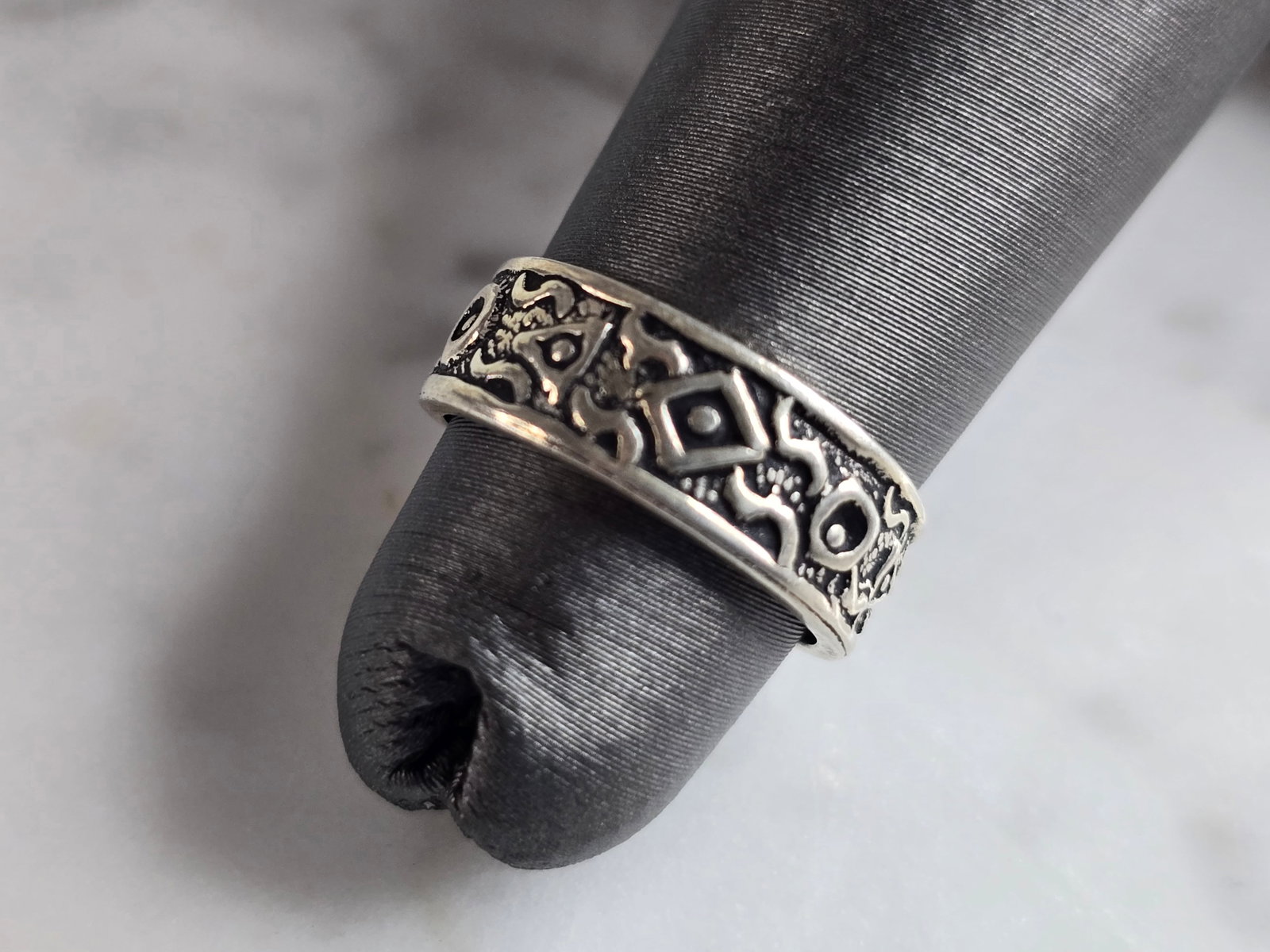 Womens Vintage Estate Sterling Silver Modernist Toe Ring: A WOMENS VINTAGE ESTATE STERLING SILVER MODERNIST TOE RING. THE RING WEIGHS 1.9g, AND IS ABOUT 1/4" WIDE. THIS WOULD MAKE A NICE GIFT FOR THAT SOMEONE SPECIAL. ANY QUESTIONS PLEASE DO NOT HESITATE TO 
