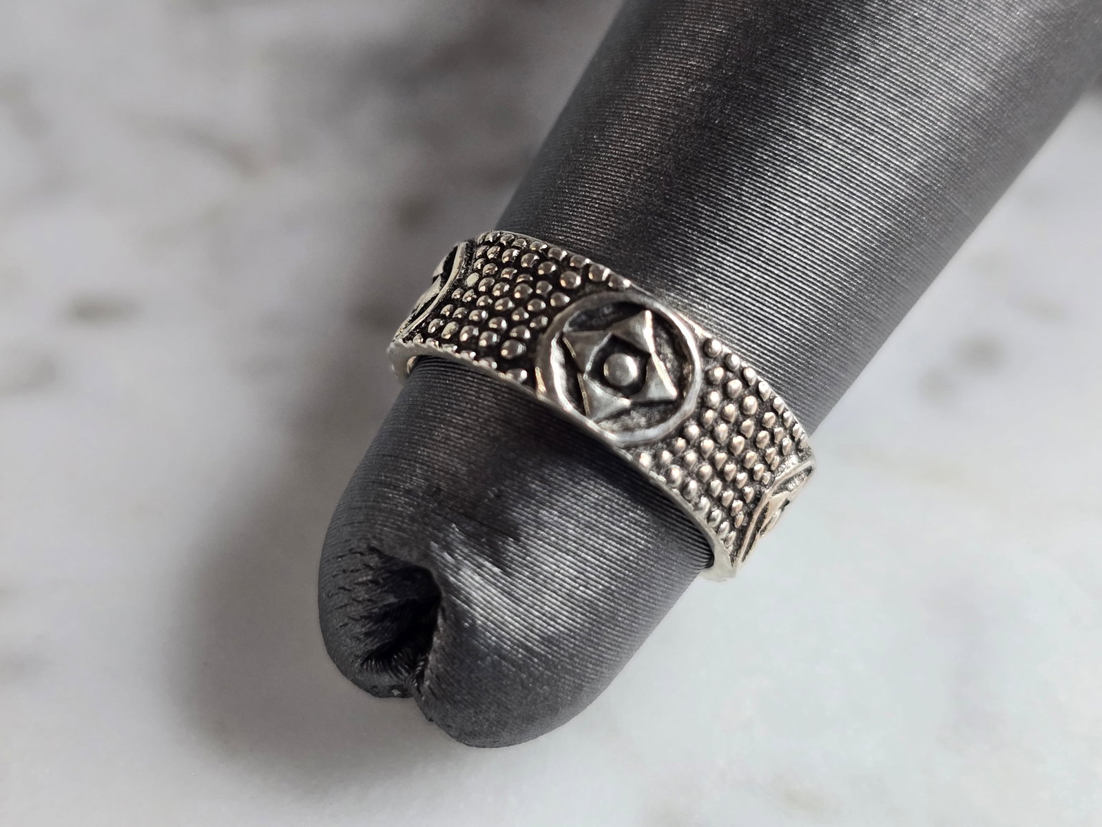 Womens Vintage Estate Sterling Silver Modernist Toe Ring: A WOMENS VINTAGE ESTATE STERLING SILVER MODERNIST TOE RING. THE RING WEIGHS 2.0g, AND IS ABOUT 1/4" WIDE. SIZE IS A 2.25. THIS WOULD MAKE A NICE GIFT FOR THAT SOMEONE SPECIAL. ANY QUESTIONS PLEASE DO 