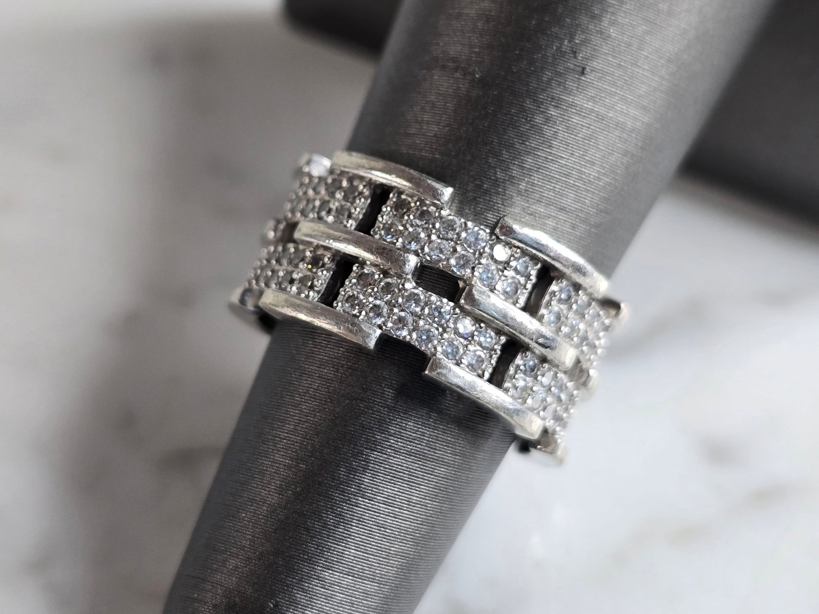 Womens Vintage Estate Sterling Silver CZ Ring: A WOMENS VINTAGE ESTATE STERLING SILVER CZ RING. THE RING SIZE IS A 5.75 AND WEIGHS 6.4g. THE WIDTH OF THE RING IS 3/8". THIS WOULD MAKE A NICE GIFT FOR THAT SOMEONE SPECIAL. ANY QUESTIONS PLEASE DO N
