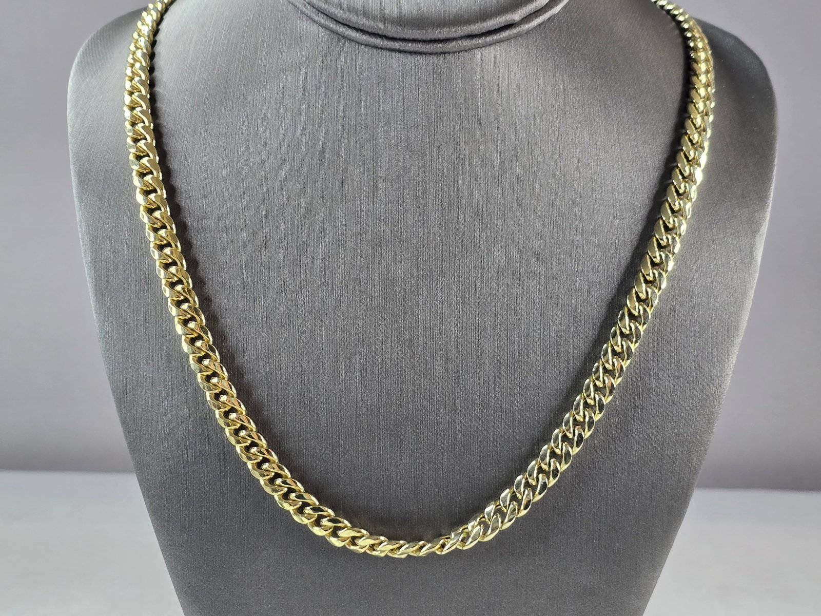 Mens Vintage Estate 10K Gold Italian Chain Link Necklace: A MENS VINTAGE ESTATE 10K YELLOW GOLD CHAIN LINK NECKLACE. THE NECKLACE MEASURES 24" LONG BY ABOUT 5/16" WIDE, AND WEIGHS 31.8g. THIS WOULD MAKE A LOVELY GIFT FOR THAT SOMEONE SPECIAL. ANY QUESTIONS, 