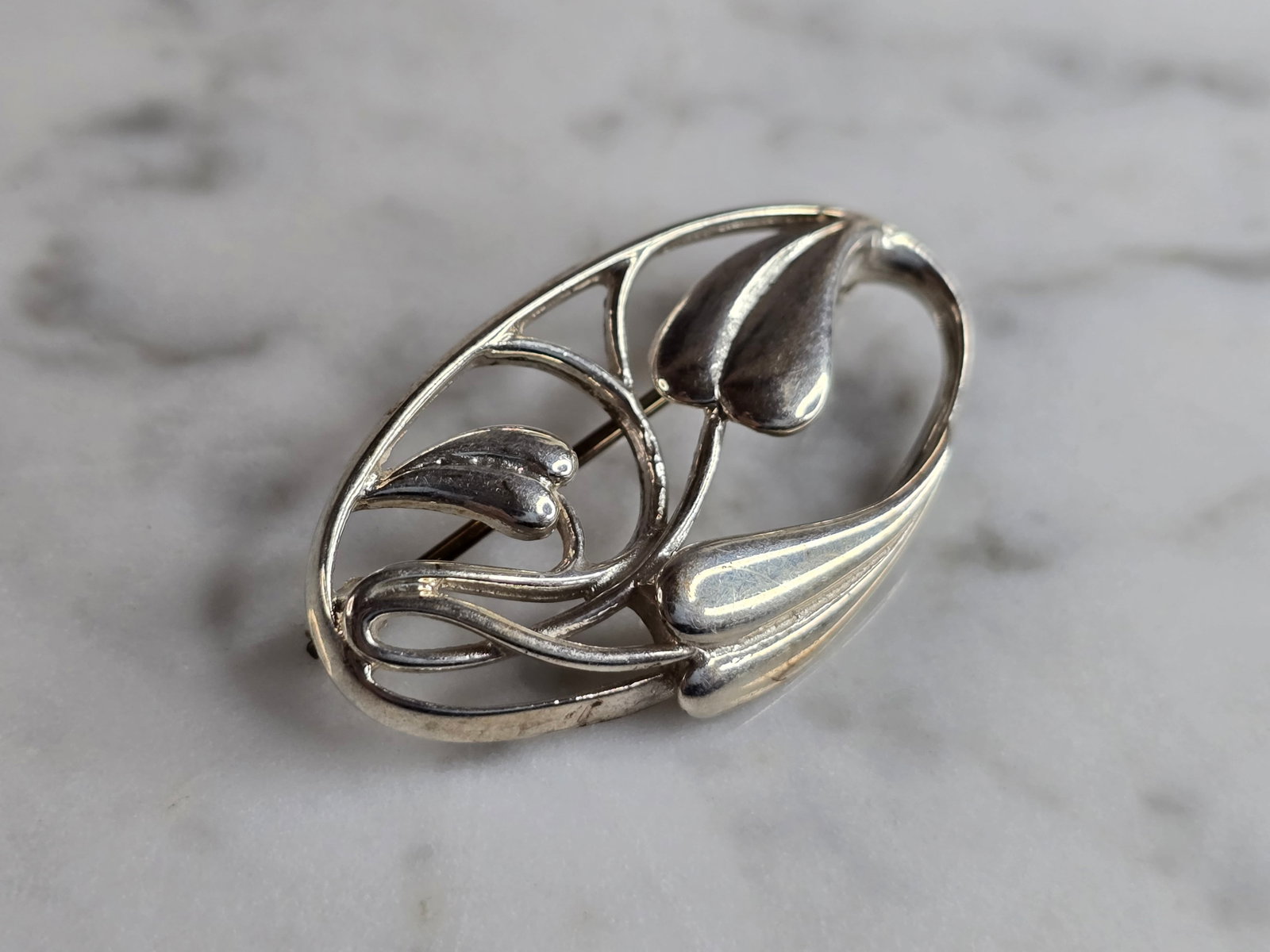 Womens Vintage Estate Sterling Silver Floral Brooch: A WOMENS VINTAGE ESTATE STERLING SILVER FLORAL BROOCH. THE BROOCH MEASURES 1 3/8" LONG BY 3/4" WIDE, AND WEIGHS 6.1g. ANY QUESTIONS, PLEASE DON'T HESITATE TO ASK. MAKES AN ATTRACTIVE GIFT FOR THAT SOM