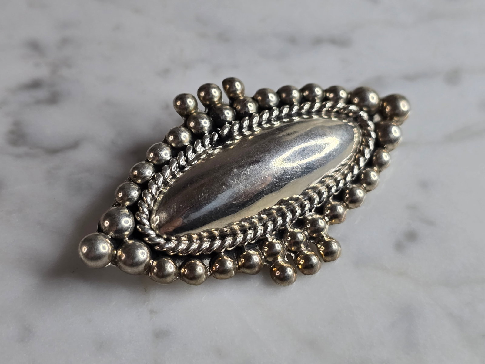 Womens Vintage Estate Sterling Silver Modernist Brooch: A WOMENS VINTAGE ESTATE STERLING SILVER MODERNIST BROOCH. THE BROOCH MEASURES 2 3/8" LONG BY 1 3/8" WIDE, AND WEIGHS 19.5g. ANY QUESTIONS, PLEASE DON'T HESITATE TO ASK. MAKES AN ATTRACTIVE GIFT FOR TH