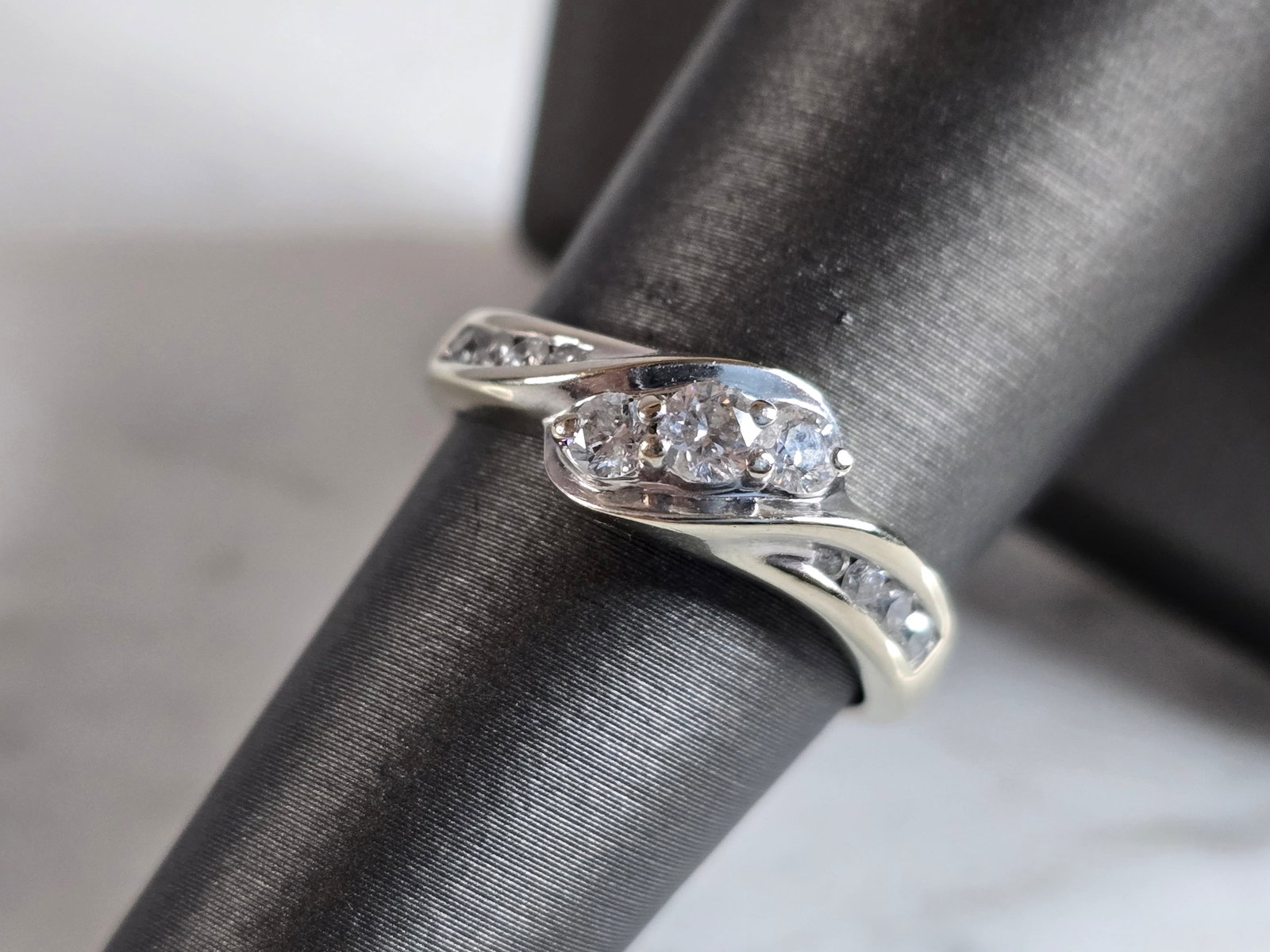 Womens Vintage Estate 14K White Gold Diamond Anniversary Ring: A WOMENS VINTAGE ESTATE 14K WHITE GOLD DIAMOND ANNIVERSARY RING. THE RING IS A SIZE 7.25 AND WEIGHS 4.2g. THERE ARE ABOUT .24cts WORTH OF DIAMONDS. THE WIDTH OF THE RING IS 1/4". RING MAKES A BEAUTIFU
