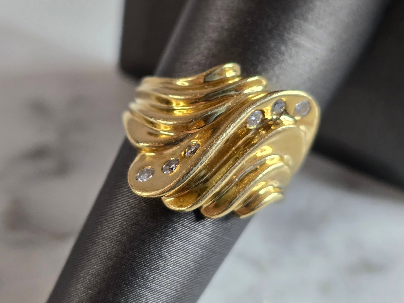 Womens Vintage Estate 14K Yellow Gold Modernist Diamond Ring: A WOMENS VINTAGE ESTATE 14K GOLD MODERNIST DIAMOND RING. THE RING IS A SIZE 7.5, AND WEIGHS 8.4g. THERE ARE ABOUT .30cts WORTH OF DIAMONDS. THE LENGTH OF THE RING IS 3/4". RING IS STAMPED "14K, APCO".